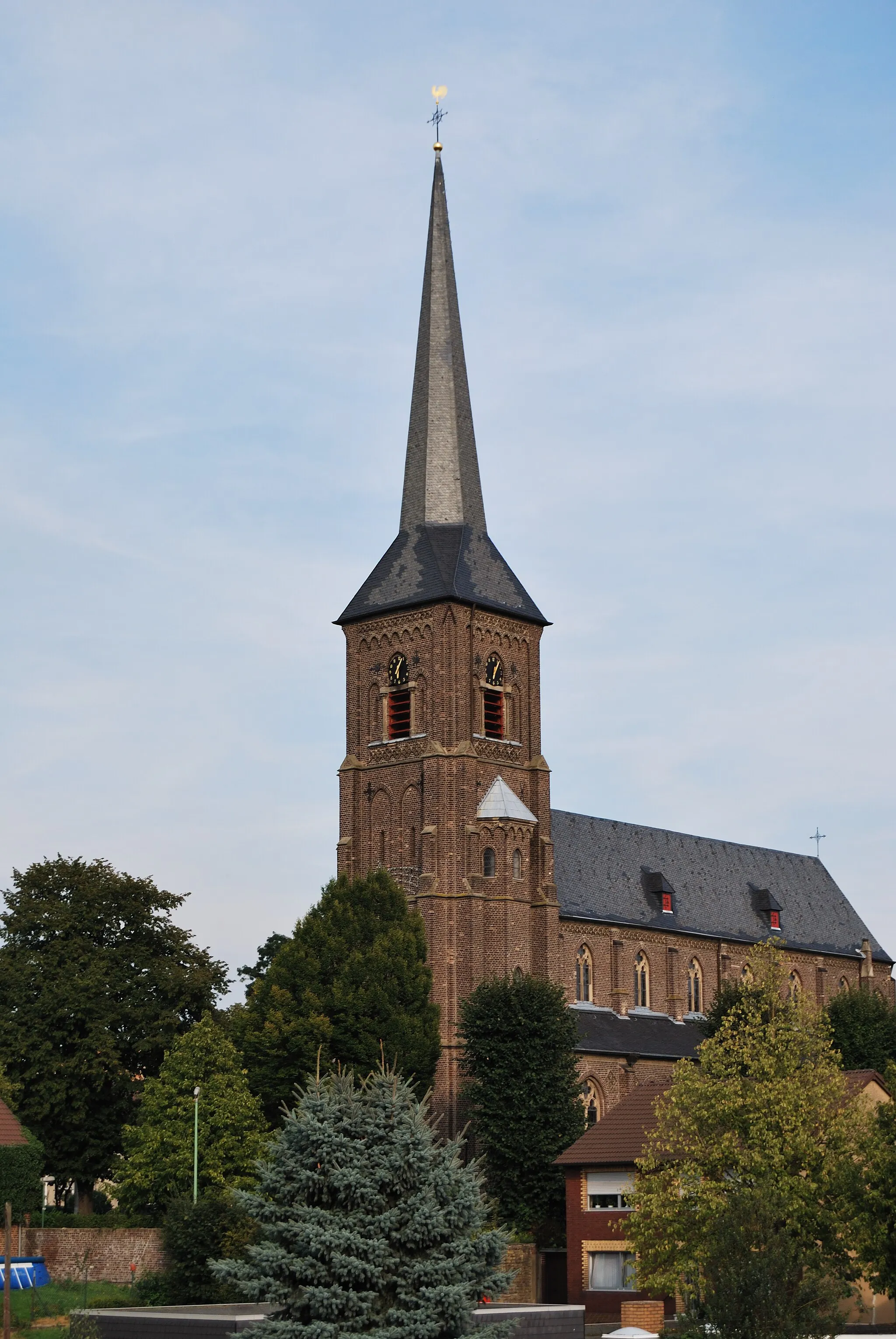 Photo showing: römisch-katholische Pfarrkirche St. Vinzentius in Oberaußem, Rheinland; erbaut 1878-1881 nach Entwurf von August Lange (Köln); unter Denkmalschutz