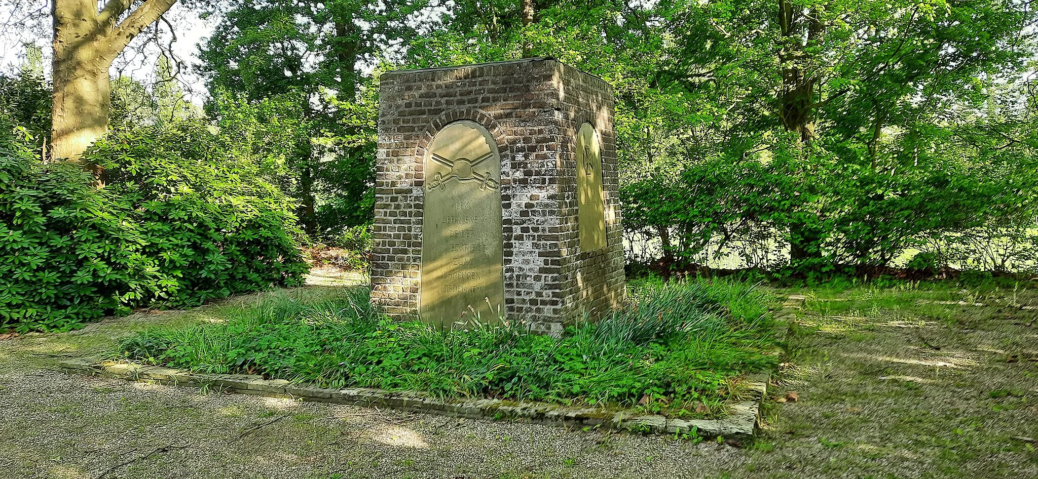 Photo showing: War Memorial