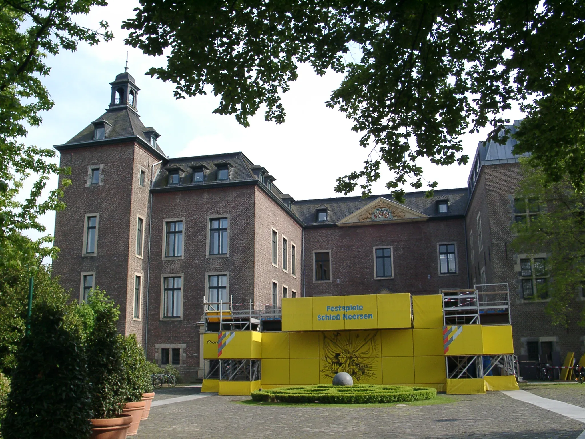 Photo showing: Schloss Neersen mit Festspielbühne, Neersen, Hauptstraße 6