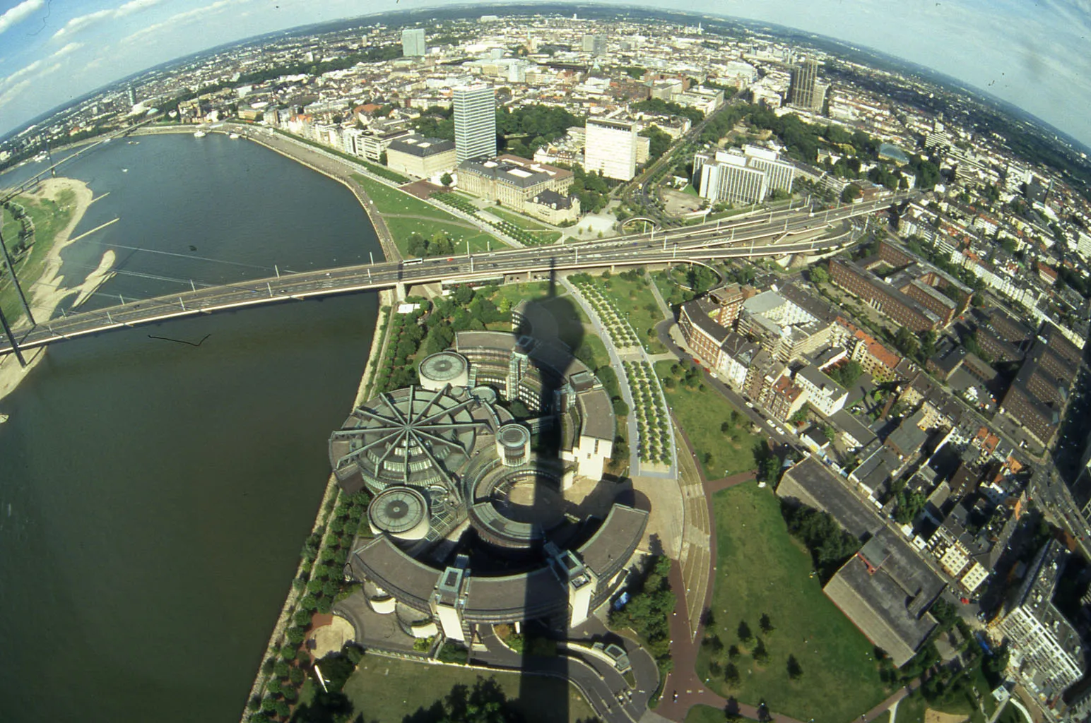Photo showing: Blick vom Rheinturm auf Düsseldorf.