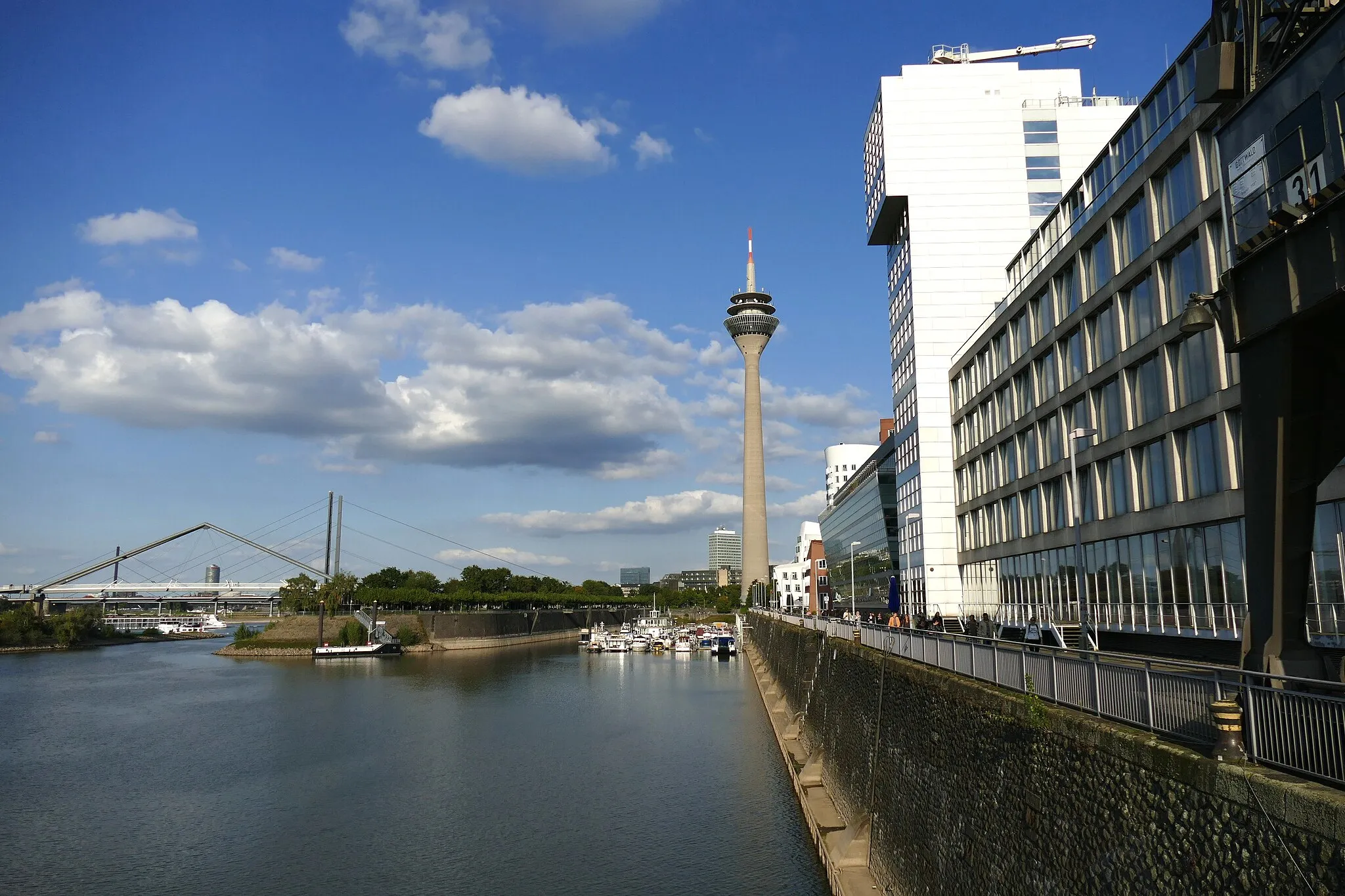 Photo showing: Rheinturm as seen from Neuer Zollhof - Düsseldorf, 26.9.2015