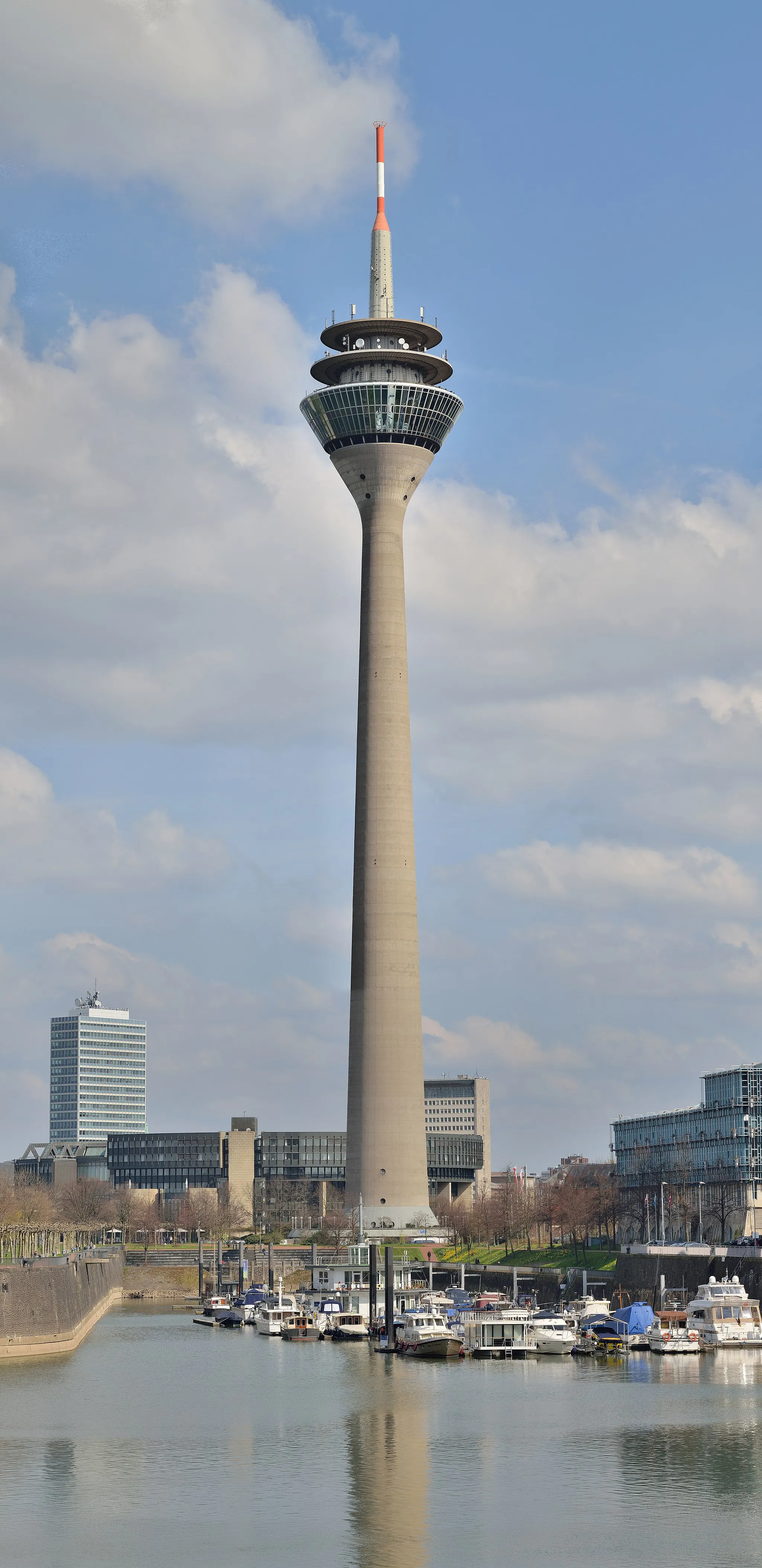Photo showing: Rhine Tower in Dusseldorf, North Rhine-Westphalia, Germany.