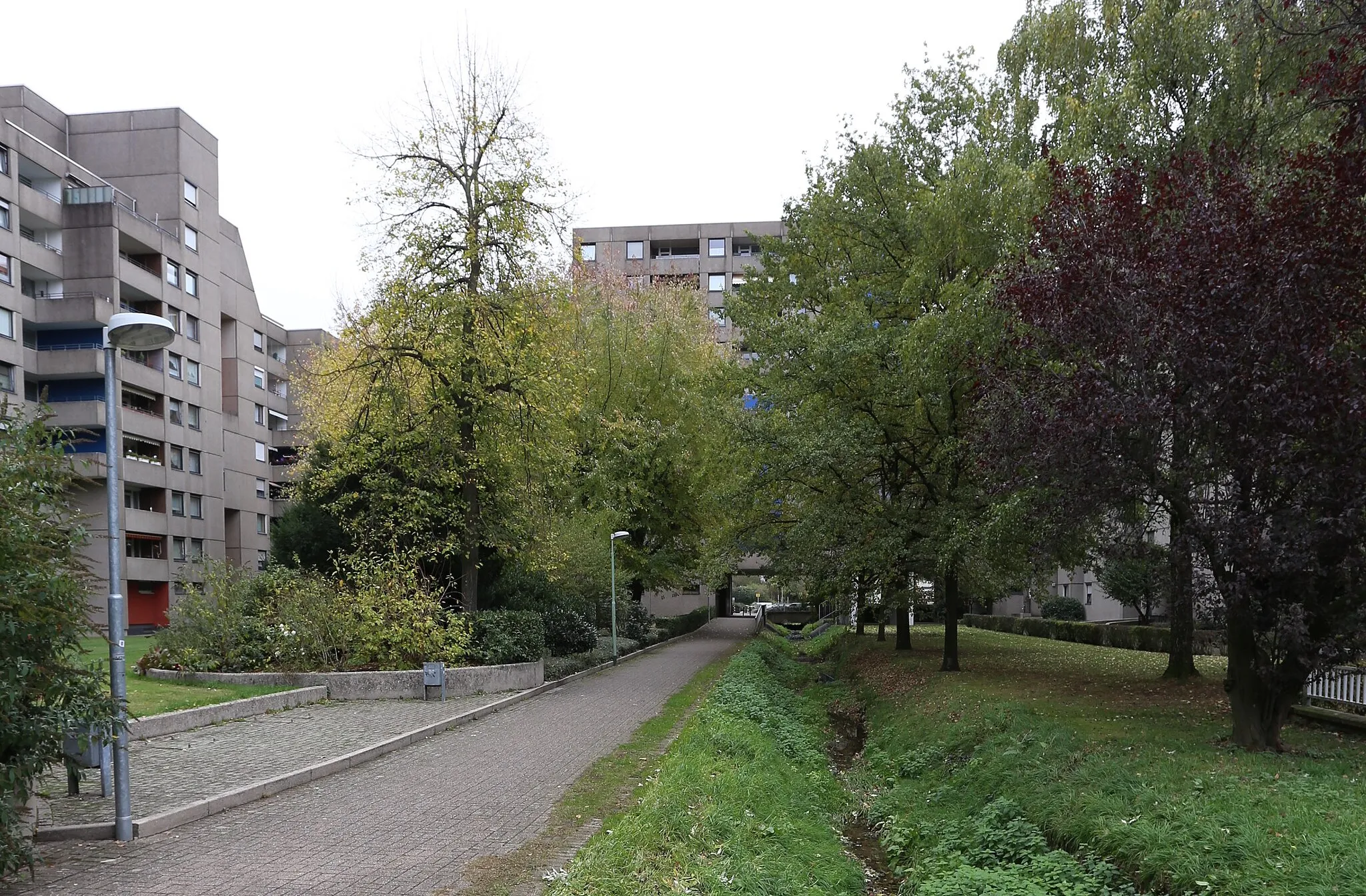 Photo showing: Der Haarbach fließt als landschaftliches Element unter dem schlangenförmigen Gebäudekomplex zwischen der Berliner Straße und der Westtangente