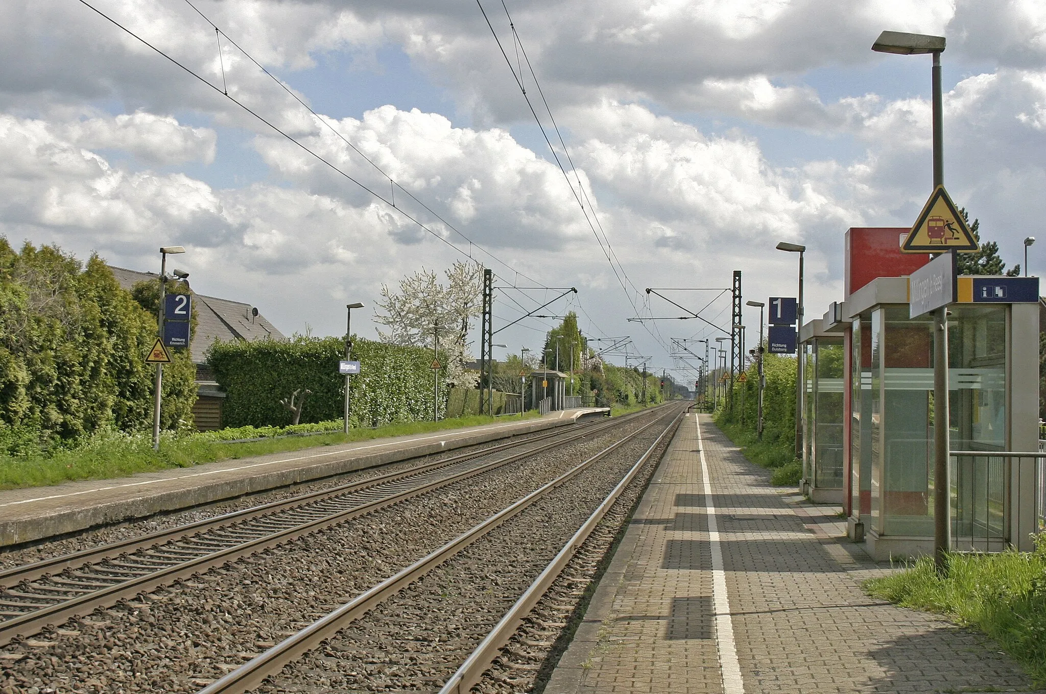 Photo showing: Hp Millingen (Kr Rees): Bahnsteige in Blickrichtung Empel-Rees.