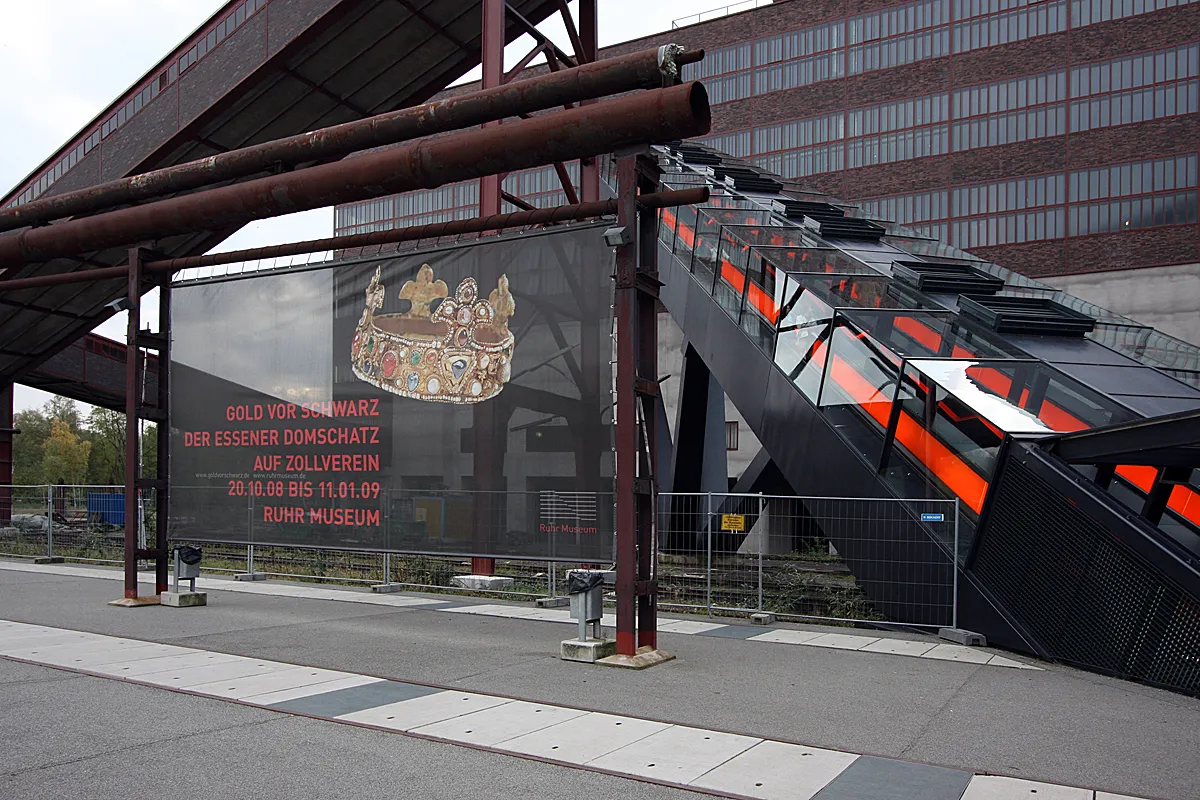 Photo showing: Sonderausstellung „Gold vor Schwarz“ auf Zollverein, Exponate der Essener Domschatzkammer in der ehemaligen Kohlewäscherei. Außenansicht der Kohlewäscherei, Eingang zur Ausstellung