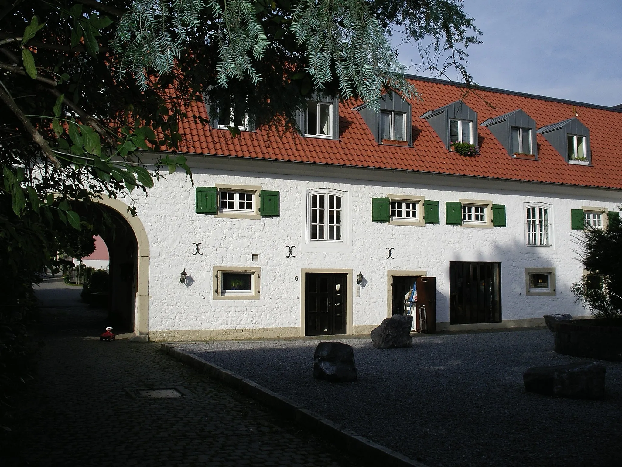 Photo showing: Wasserburg Düssel - Innenhof, Dorf Düssel