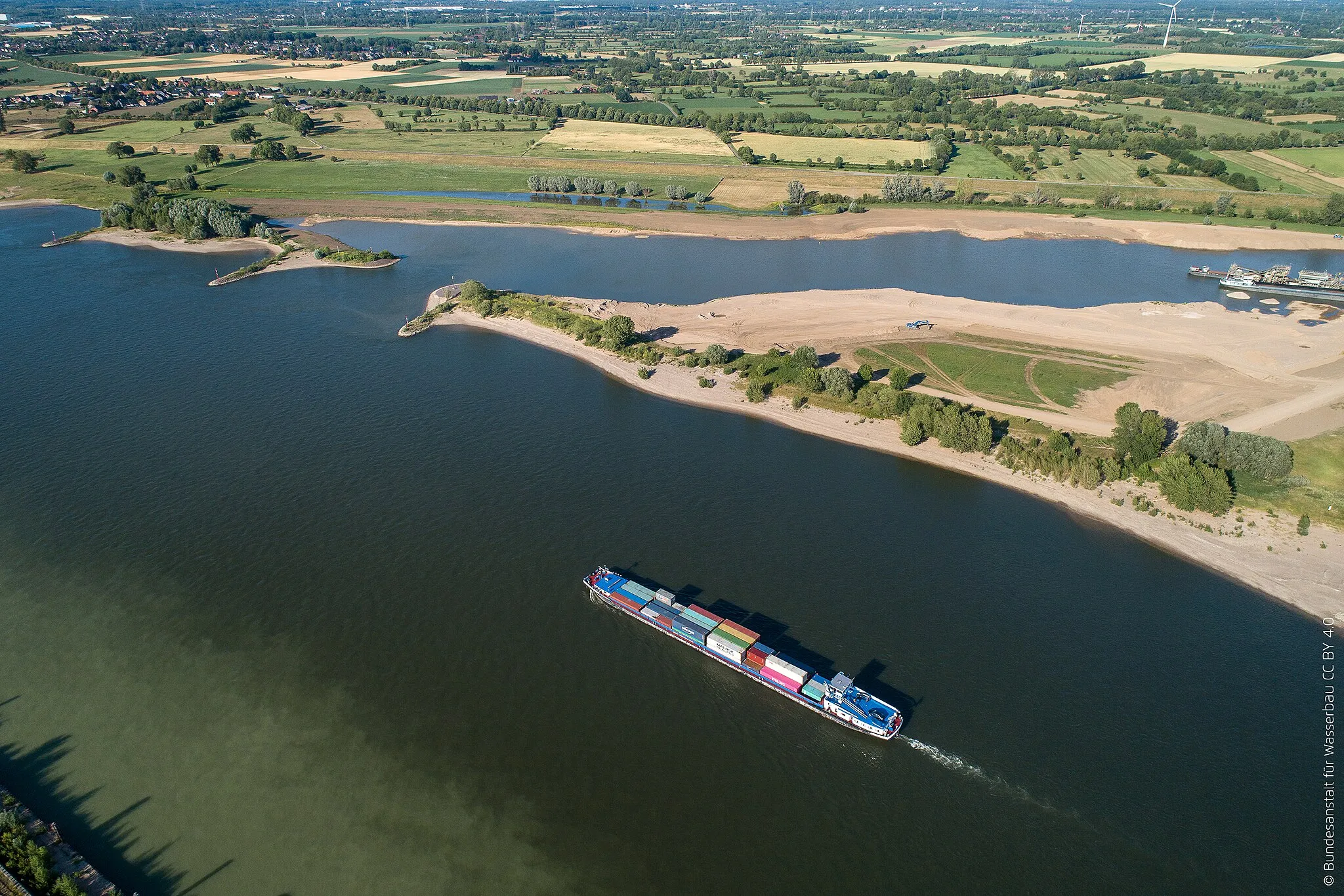 Photo showing: Containerschiff vor aktiver Auskiesung Ossenberg, Blick nach unterstrom