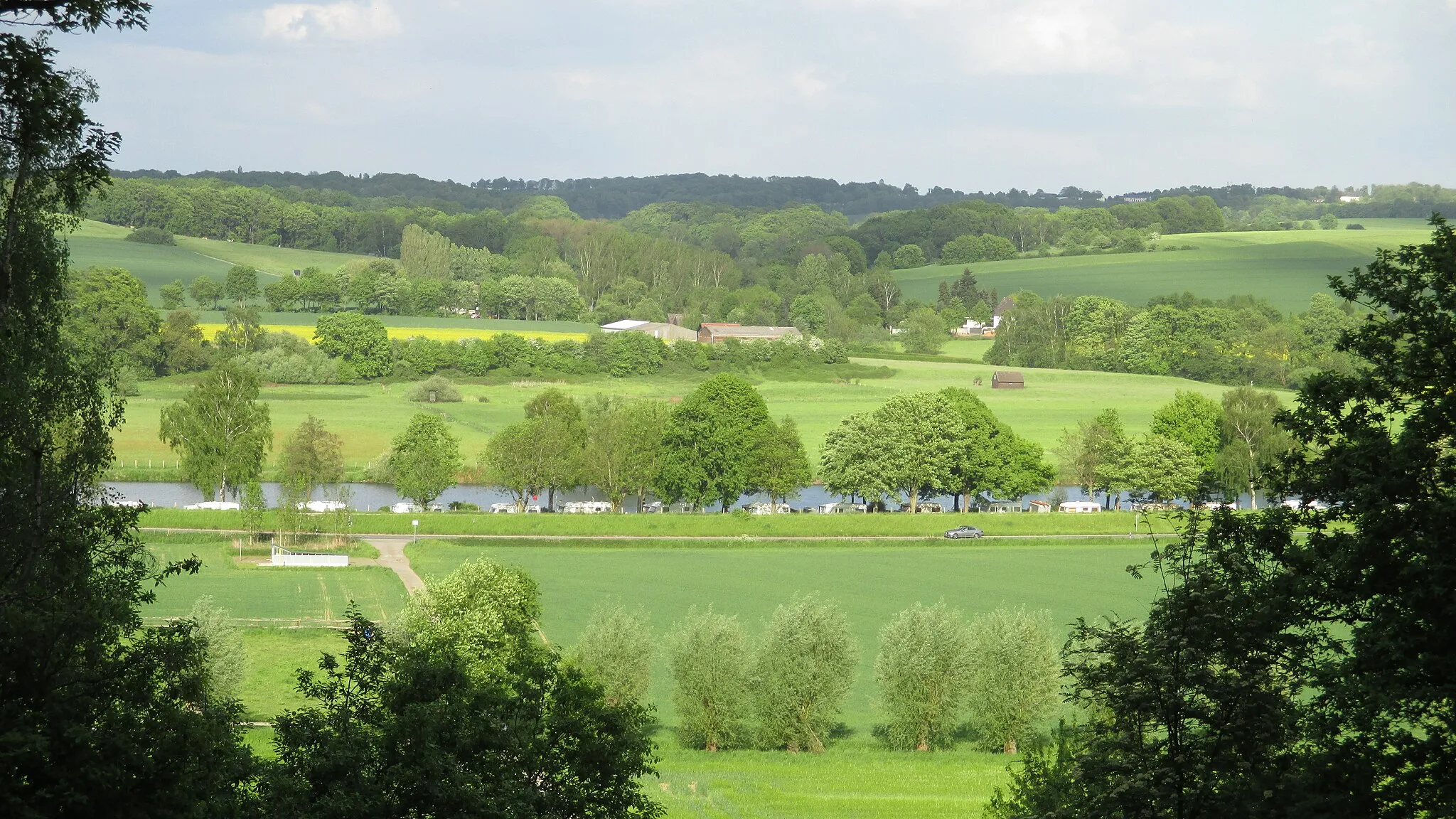 Photo showing: Aussicht auf das Ruhrtal vom Auberg aus. Ziemlich viel Grün fürn Pott, Ne? Mülheim zählt zu den Städten mit den meisten Grünflächen im Ruhrgebiet und die Zeiten qualmender Hochöfen sind schon Lange vorbei.