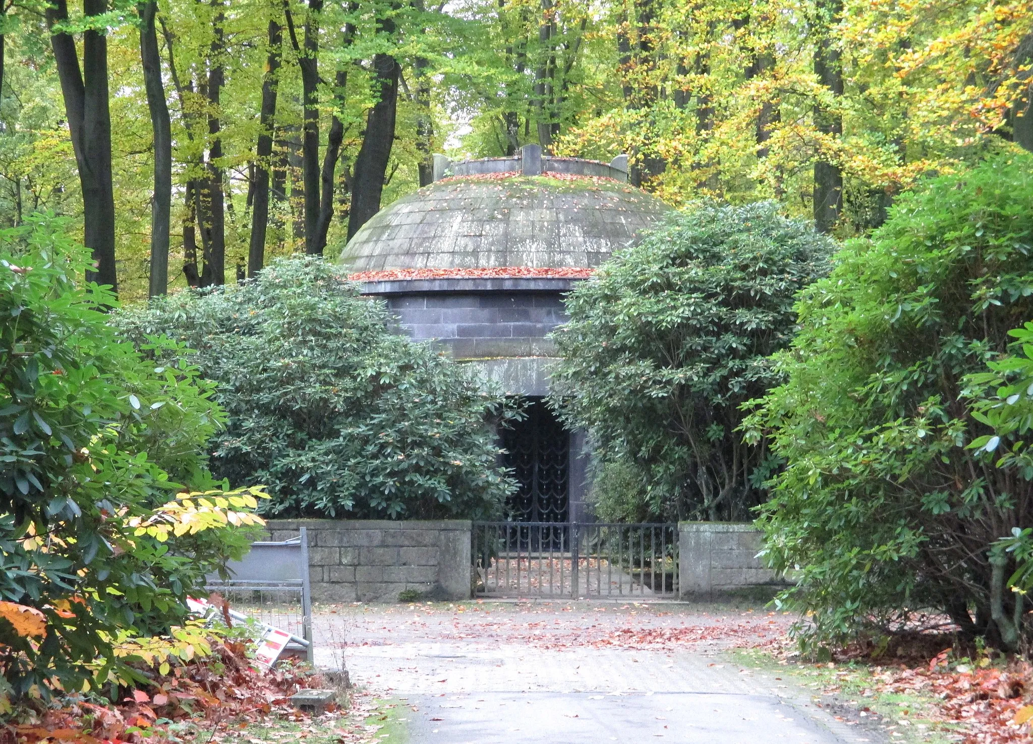 Photo showing: Denkmalgeschütztes Mausoleum des Großindustriellen Peter Klöckner.
