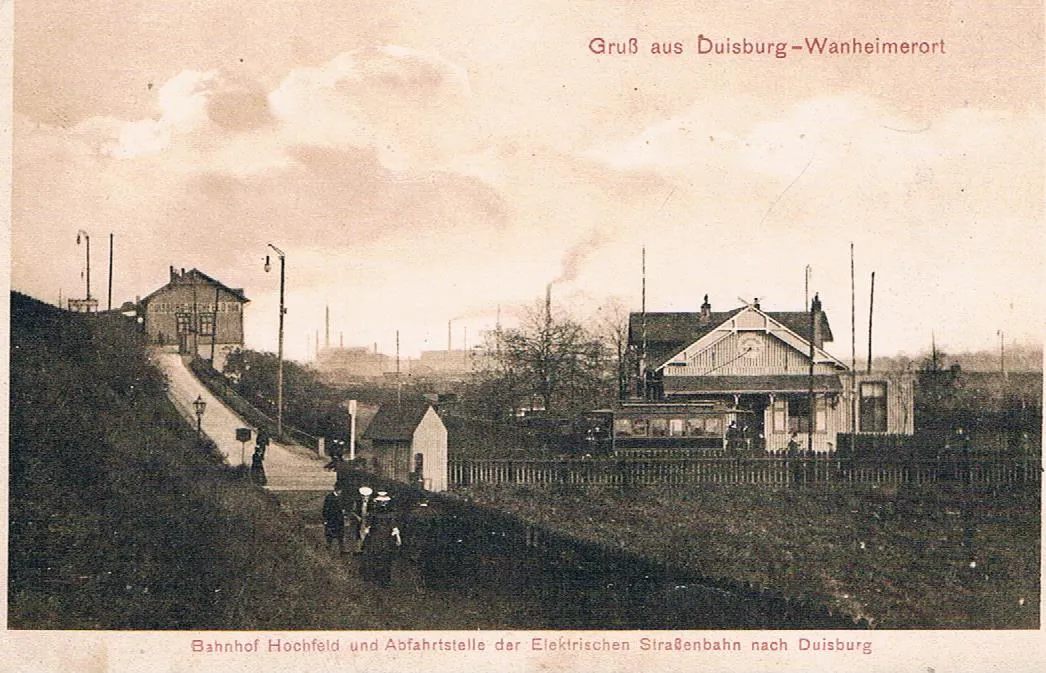 Photo showing: Duisburg-Wanheimerort: Bahnhof Duisburg-Hochfeld Süd und Straßenbahnhaltestelle an der Wanheimer Straße, im Hintergrund die Chamotte-Fabrik an der Düsseldorfer Straße; Aufnahme vor 1927 (wahrscheinlich vor 1915)