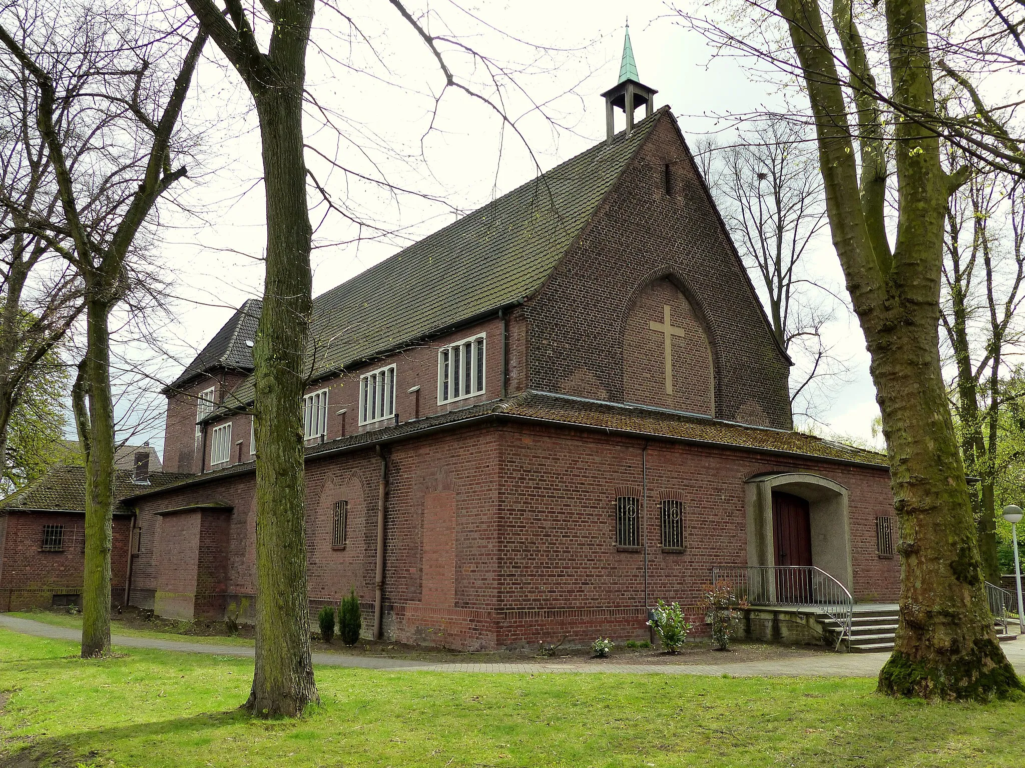 Photo showing: Außenansicht der Kirche St. Franziskus, Duisburg