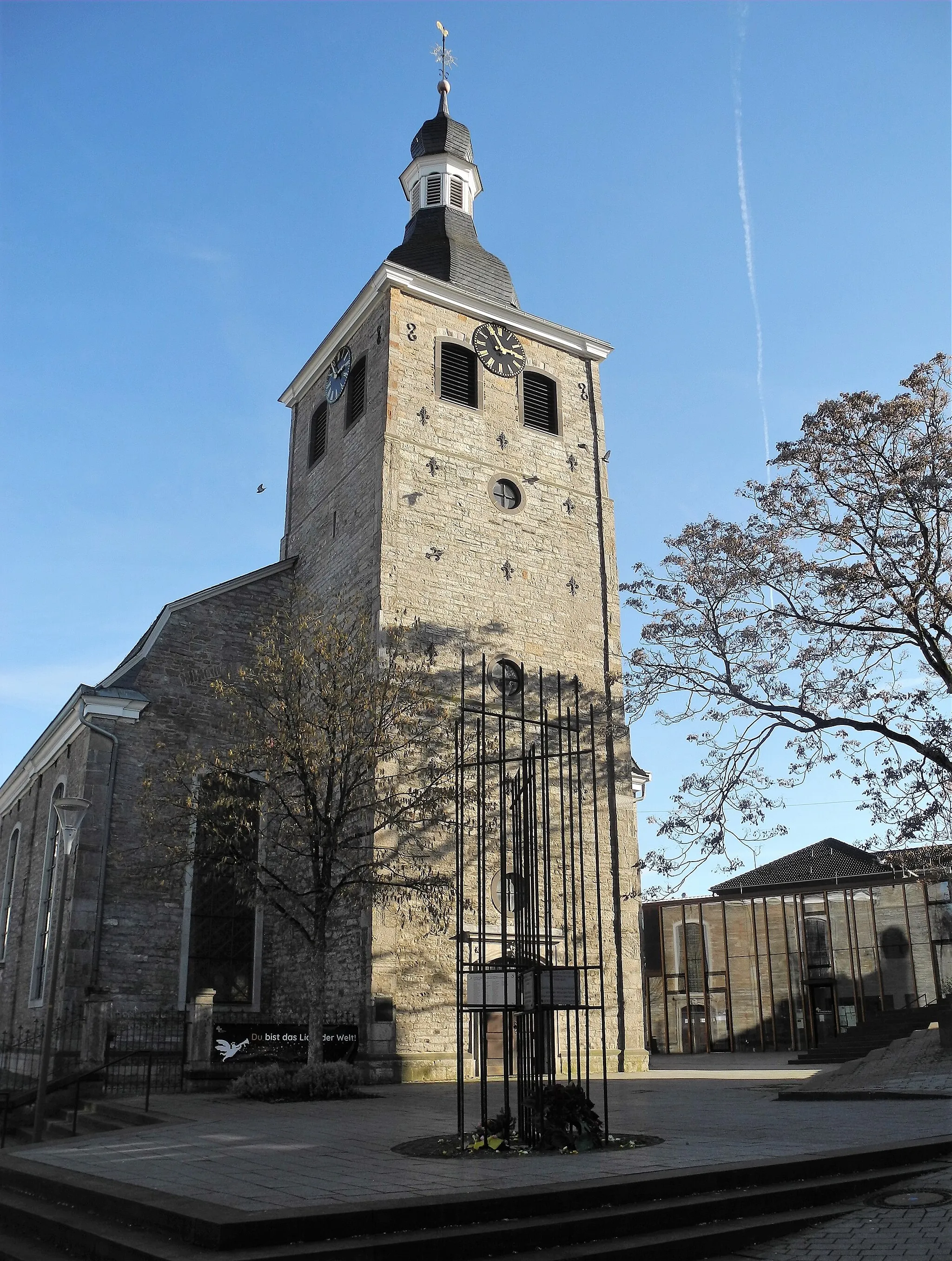 Photo showing: Mettmann, Lavalplatz, Koburg-Mahnmal "Zum Gedenken an die Opfer der nationalsozialistischen Diktatur (1933-1945)" vor der Turmfassade der evangelischen Kirche