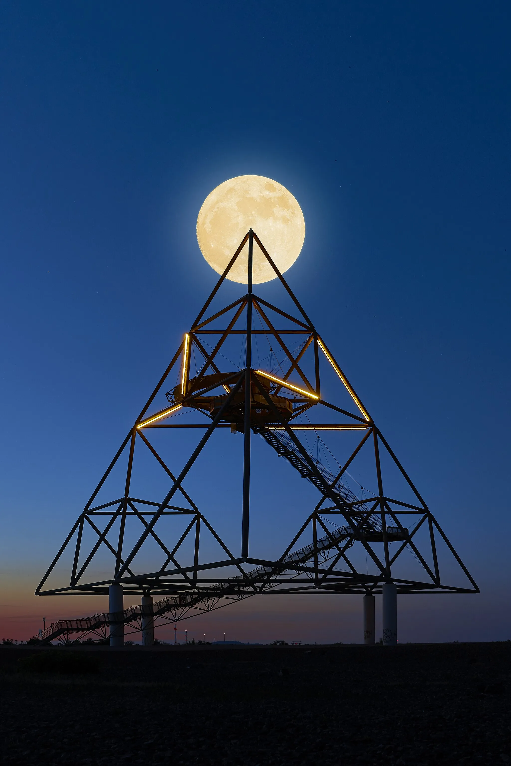 Photo showing: The Tetrahedron is an architectural landmark of the North Rhine-Westphalian city of Bottrop. It consists of four interlocking steel pyramids placed on a hill and offering a view of the surrounding landscape. The Tetrahedron serves not only as a viewing platform, but also as a symbol for the structural change of the former industrial region in the Ruhr area.