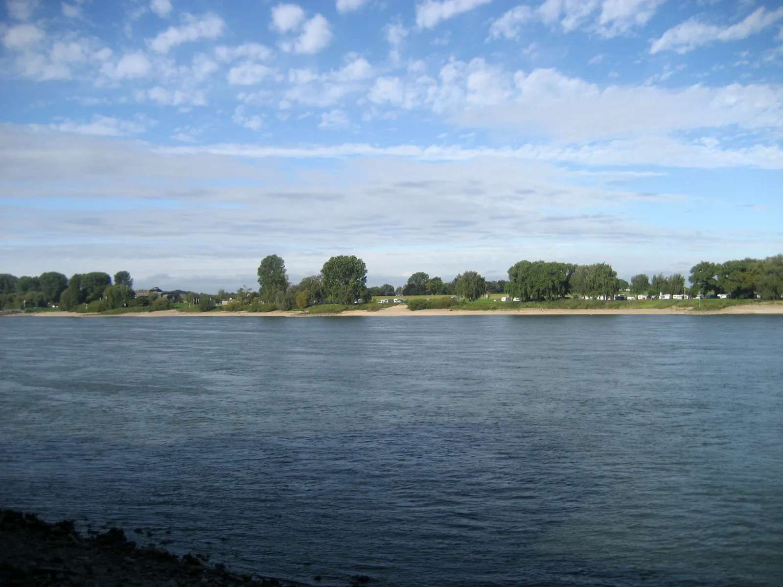 Photo showing: Rhine, camping Langst-Kierst seen from Kaiserswerth