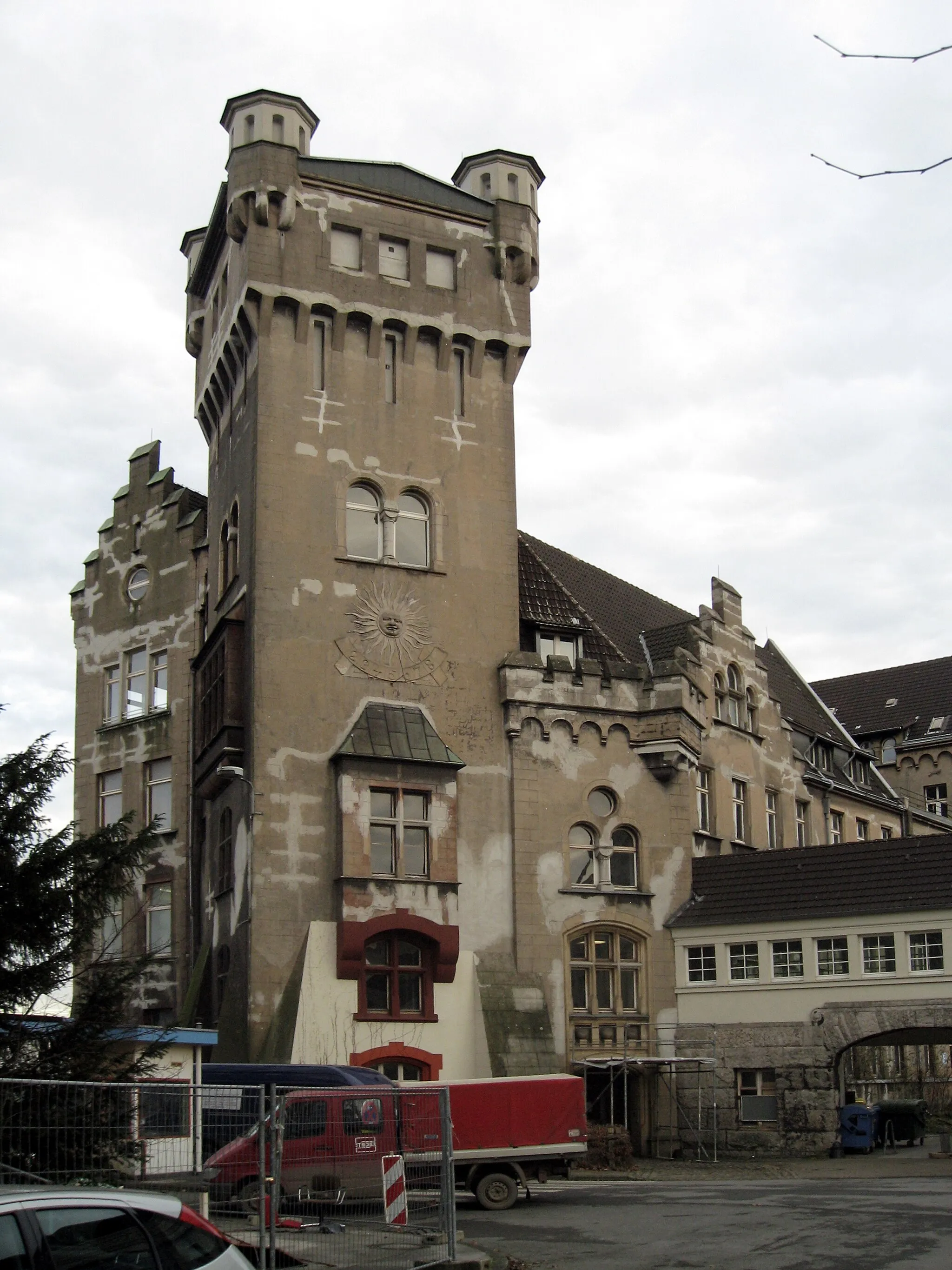 Photo showing: Dortmund-Hörde, Hörder Burg
frühere Wasserburg, entstanden um 1287 aus den Steinen der zerstörten Hohensyburg
1840 vom Iserlohner Fabrikanten Hermann Dietrich Piepenstock erworben, der dort das nach ihm benannte Puddel- und Walzwerk "Hermannshütte" einrichtete (Herstellung von Eisenbahnschienen)
1852 erste Aktiengesellschaft im Hüttenwesen des Ruhrgebiets "Hörder Bergwerks- und Hüttenverein"
1906-22 Hauptsitz des Montankonzerns Phoenix