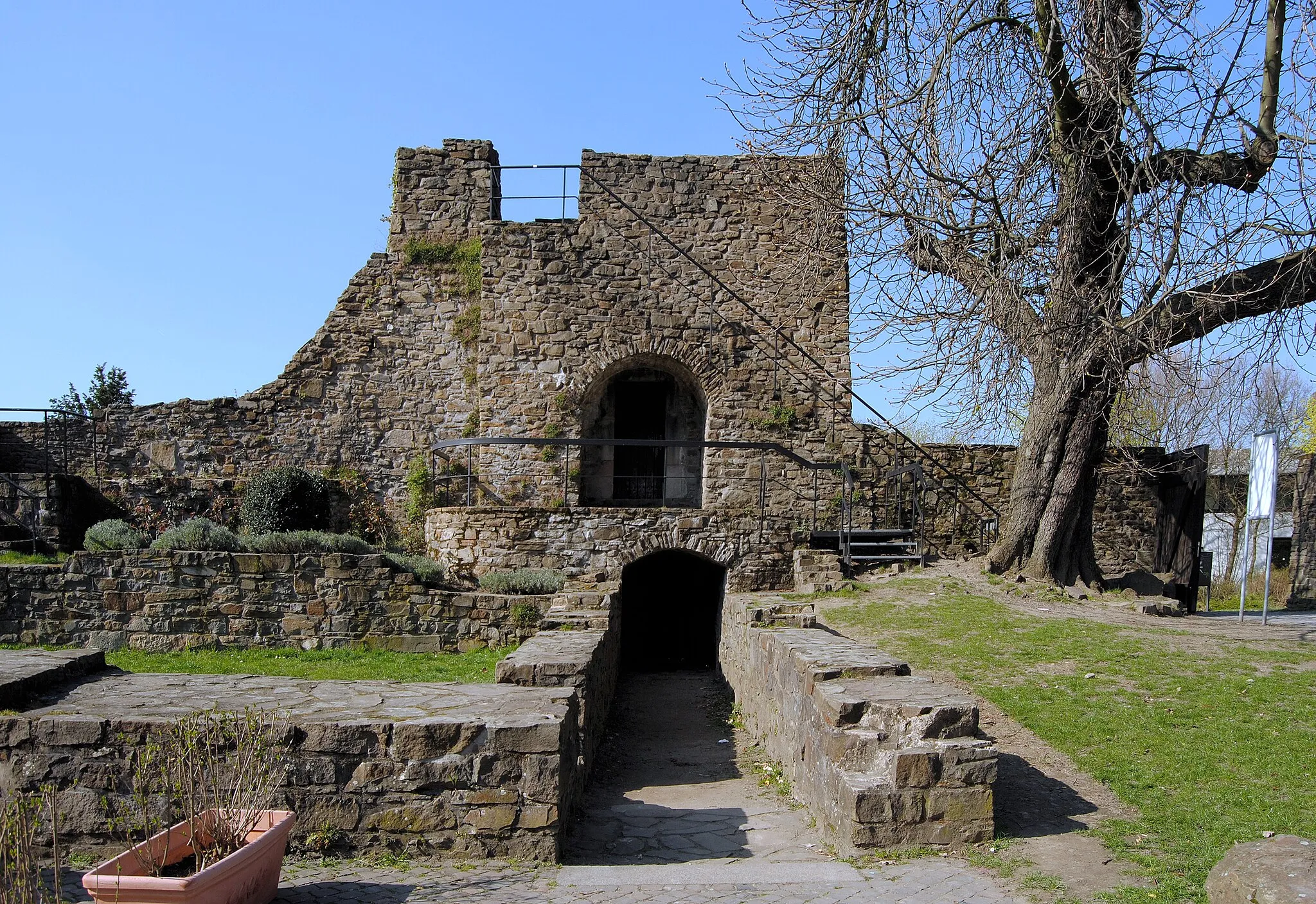 Photo showing: Broich Castle in Mülheim (North Rhine-Westphalia, Germany): western courtyard