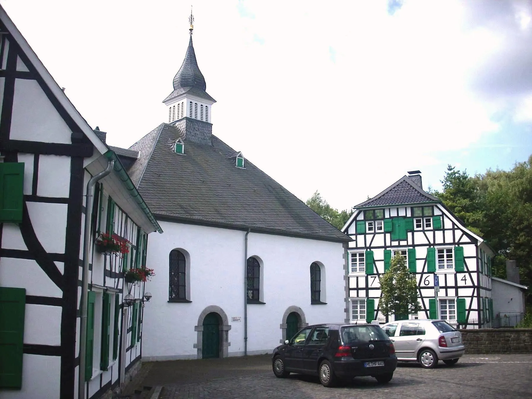 Photo showing: Haan-Gruiten, Ev.-ref. Kirche mit Predigthaus und Pfarrhaus