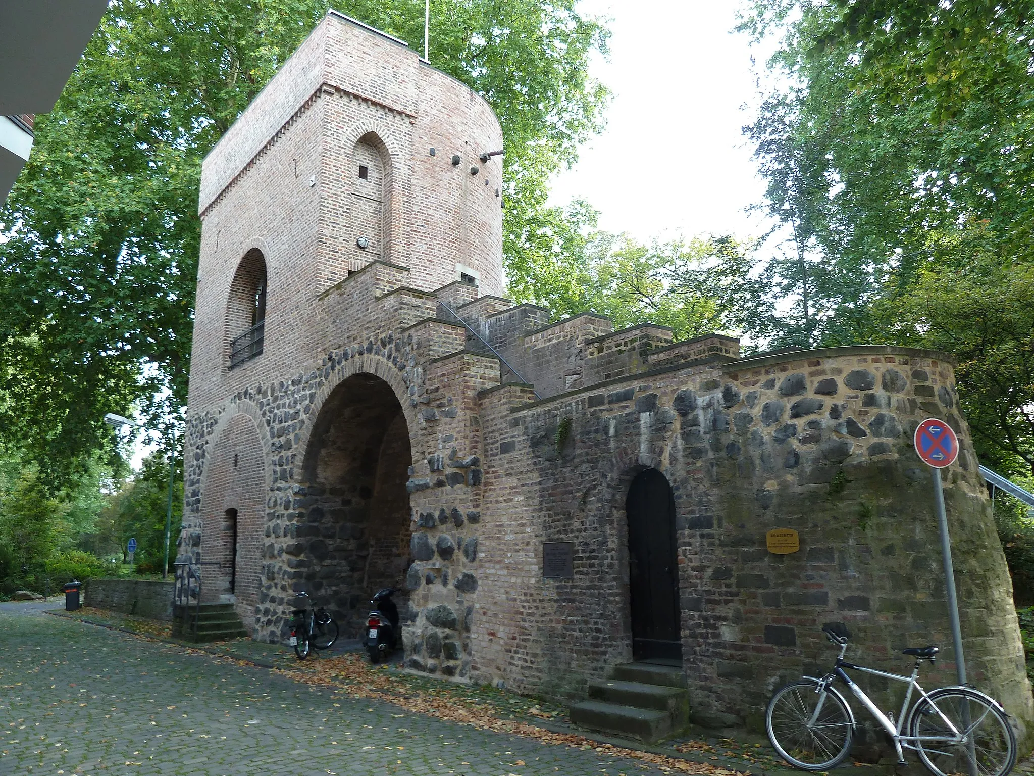 Photo showing: Ansicht von der Stadtseite; 13./15. Jahrhundert; Halbrundturm der mittelalterlichen Stadtmauer von Neuss