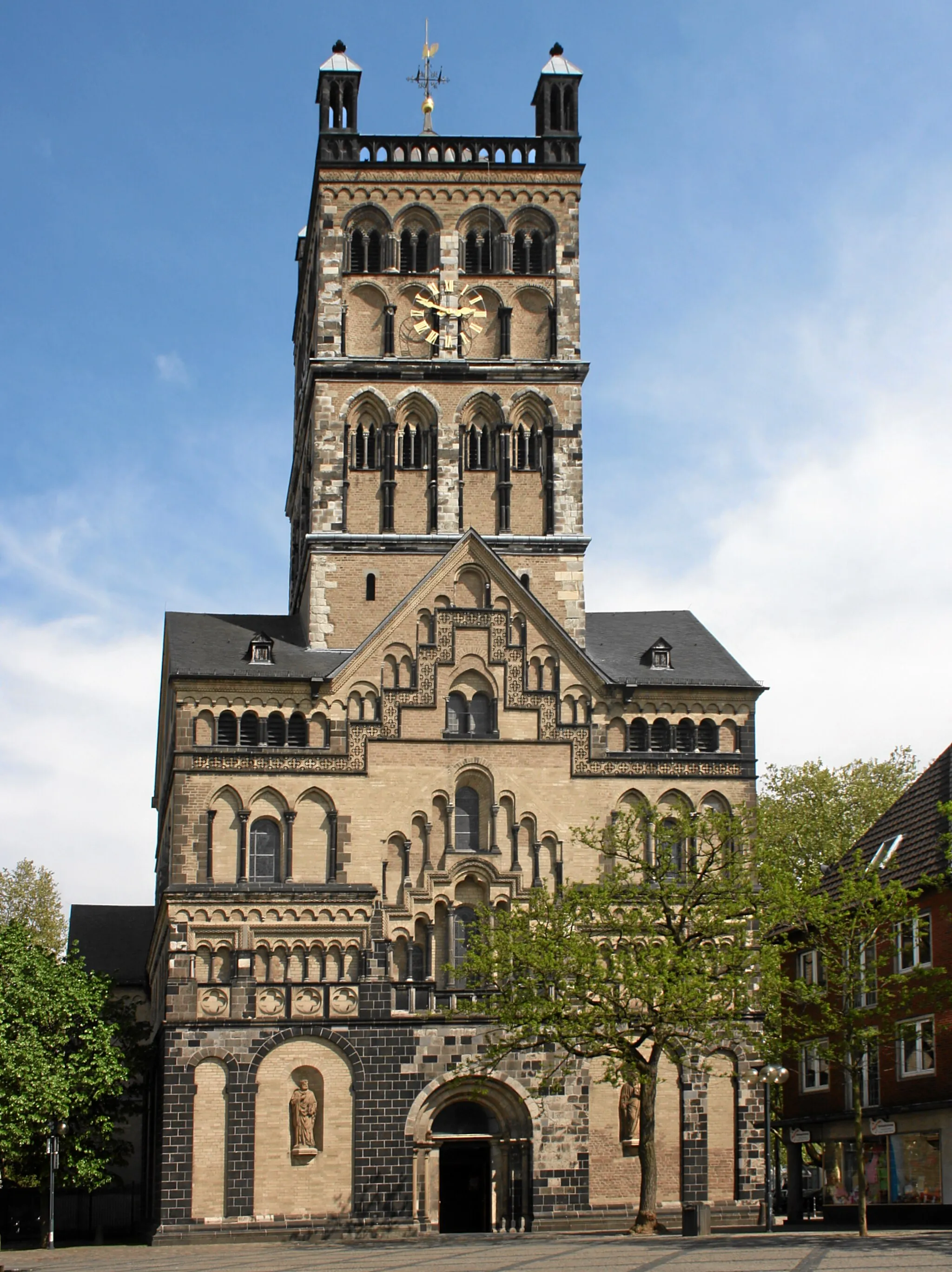 Photo showing: Neuss, Germany. Roman-catholic church Saint Quirinus, exterior from West.