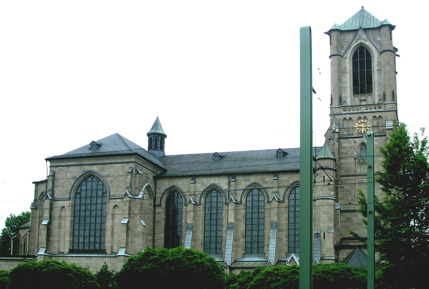 Photo showing: Katholische Pfarrkirche St. Marien. Leider Fahrdraht und Mast der Straßenbahn davor. Die Perspektive habe ich entzerrt.