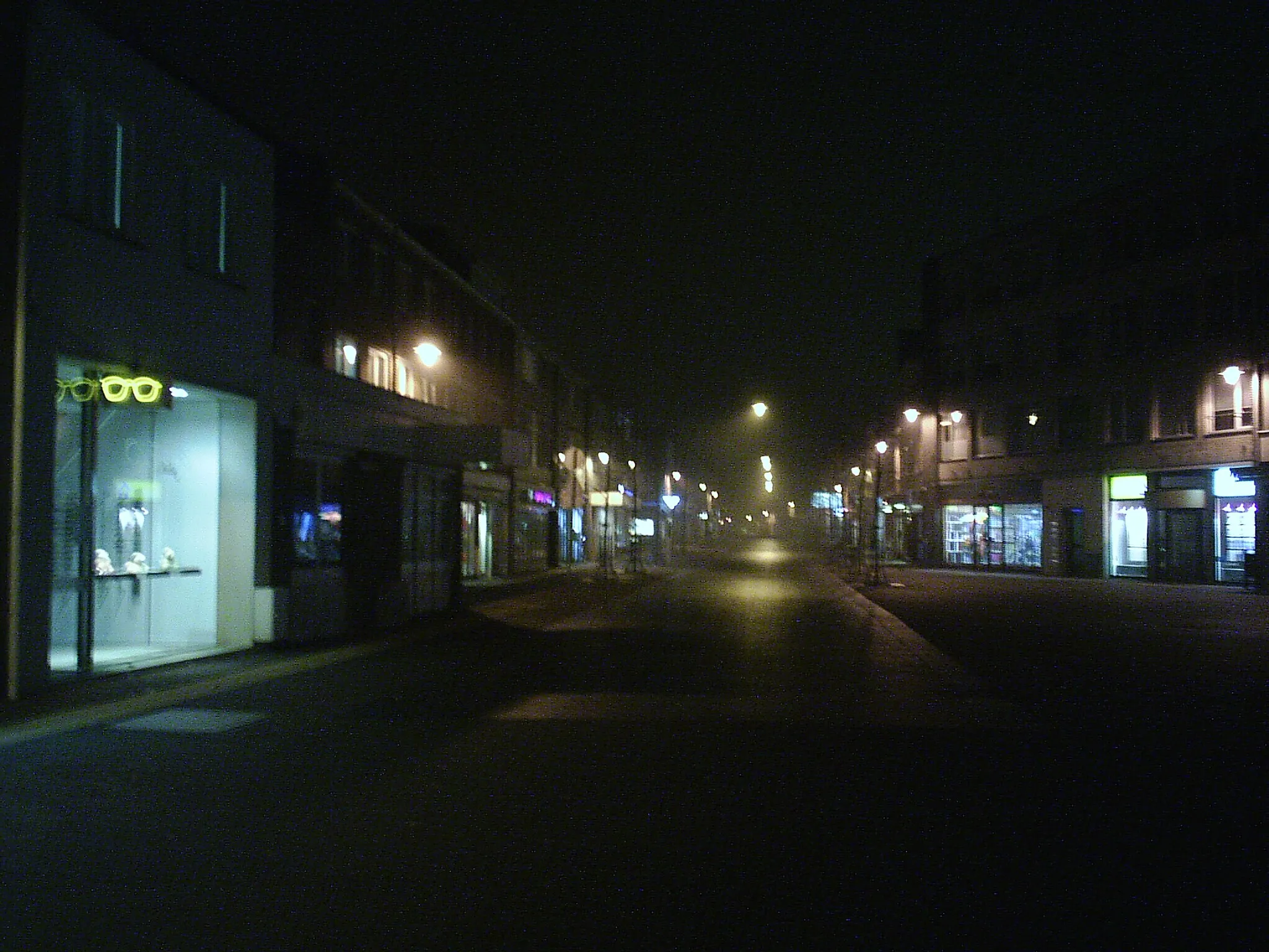 Photo showing: Foto gemaakt in winkelcentrum Blerick bij mist en nacht. Foto zelf gemaakt, met eigen fototoestel.

Pven 1 feb 2006 22:01 (CET)