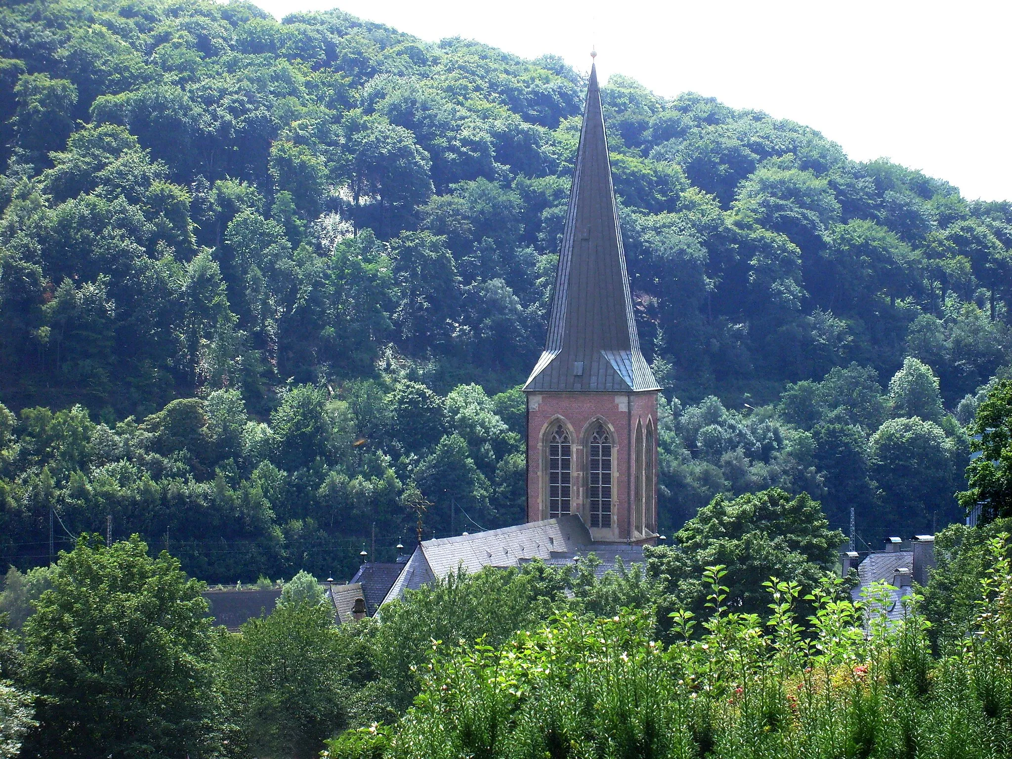 Photo showing: Kirche Sankt Joseph am Nützenberg in Wuppertal-Elberfeld. Der Blick geht vom Nützenberg über die Kirche hinweg zum Wald am Kiesberg.