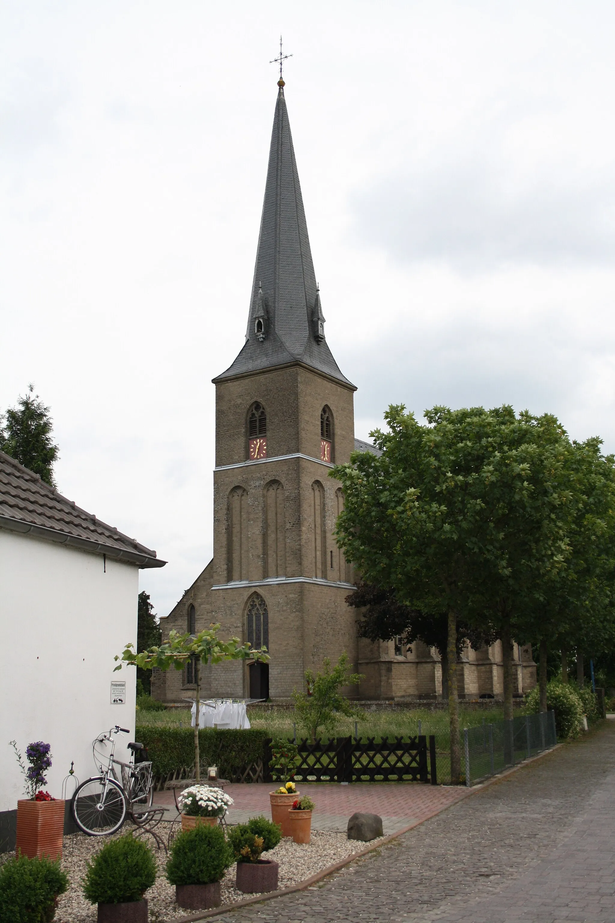 Photo showing: St. Vincent's church in Bedburg Hau-Till, North Rhine-Westphalia, Germany
