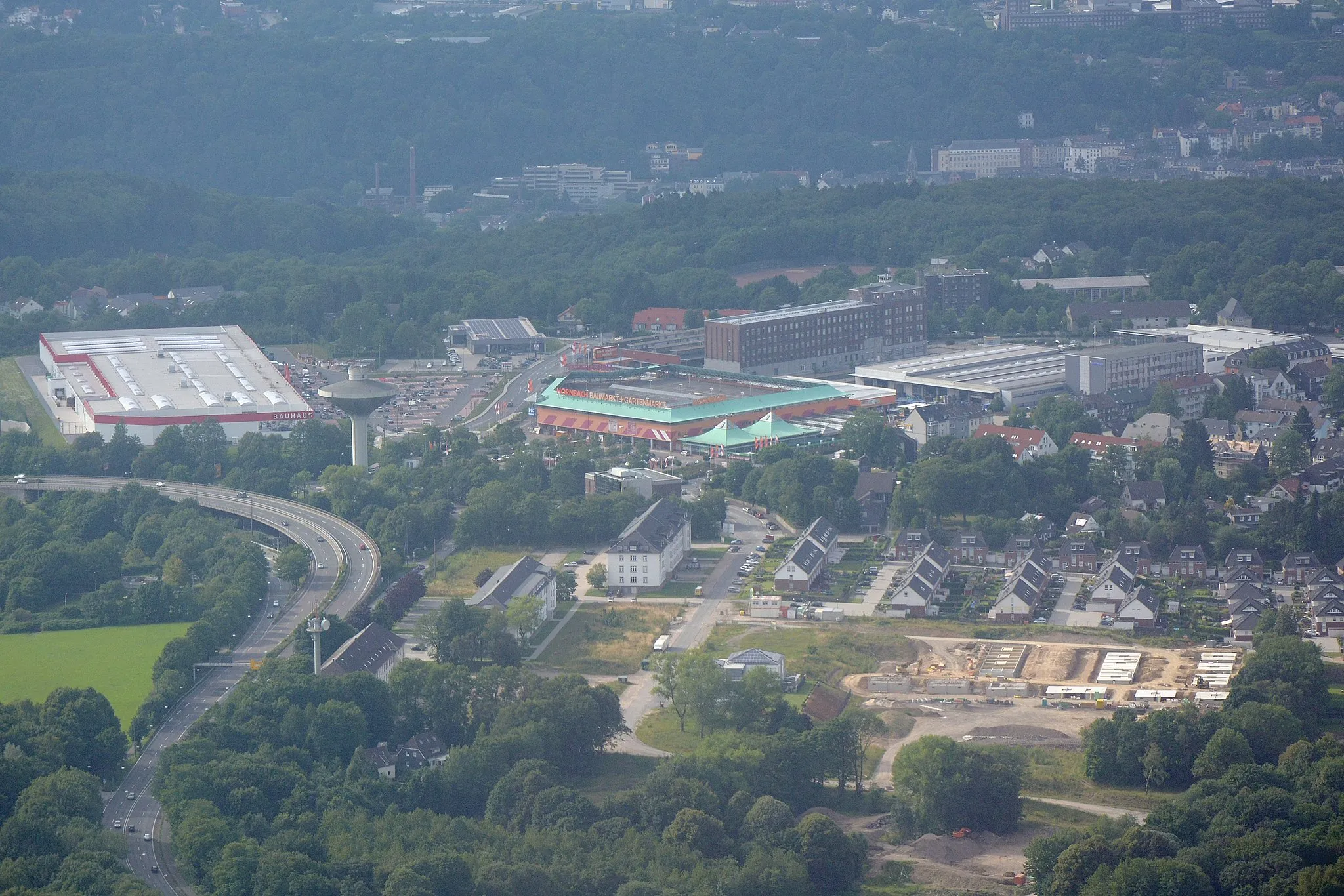 Photo showing: Wuppertal-Lichtscheid und Lichtenplatz mit Wasserturm, ehemaliger Colmar-Kaserne, Baumärkten und Werksgebäude von Vorwerk Autotec, Landesstraße 419 mit Überflieger