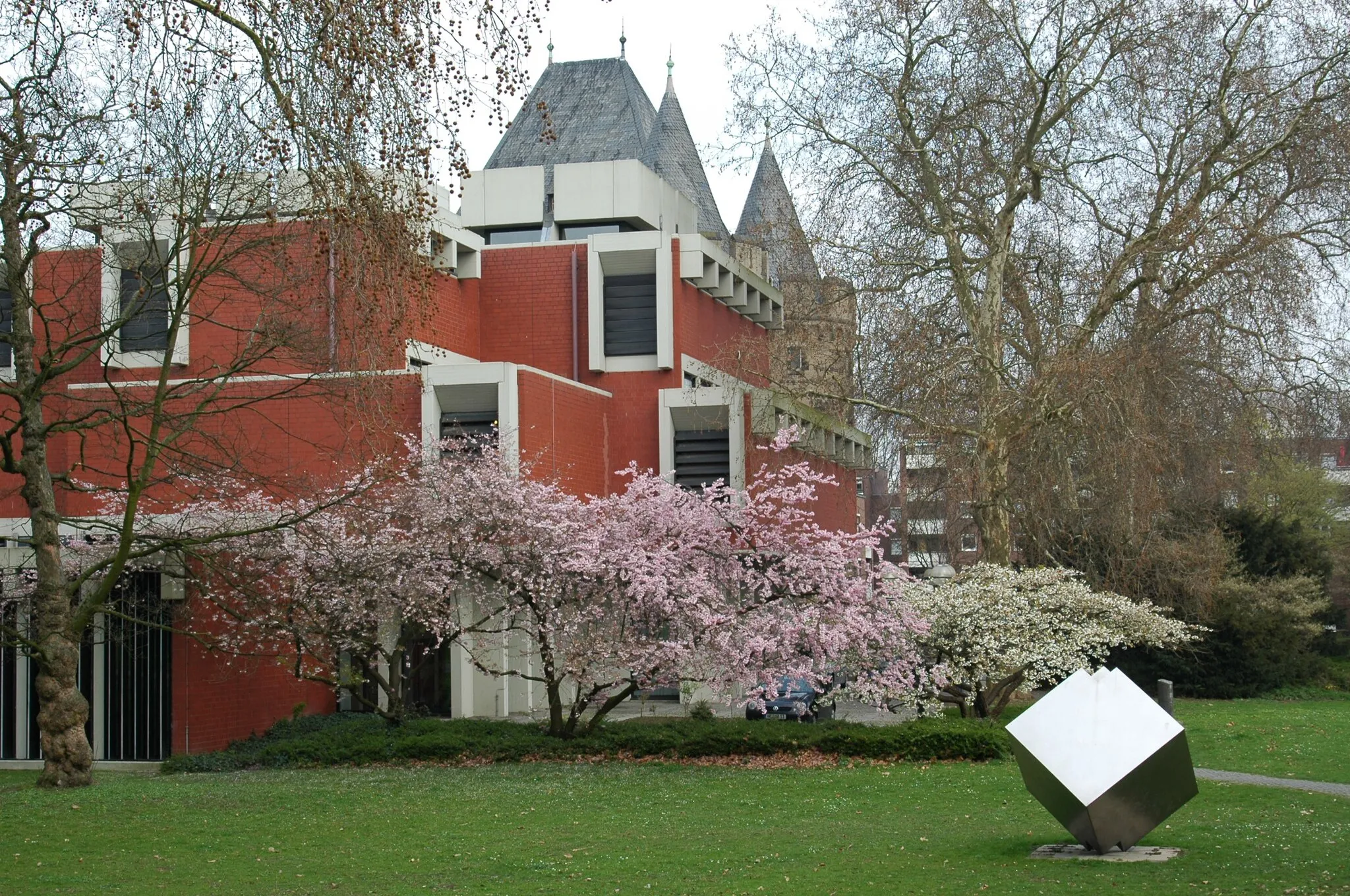 Photo showing: Clemens-Sels-Museum and Obertor with sculpture "Würfel" (C.E.1985/H.E.11,985) by: Josef Neuhaus.