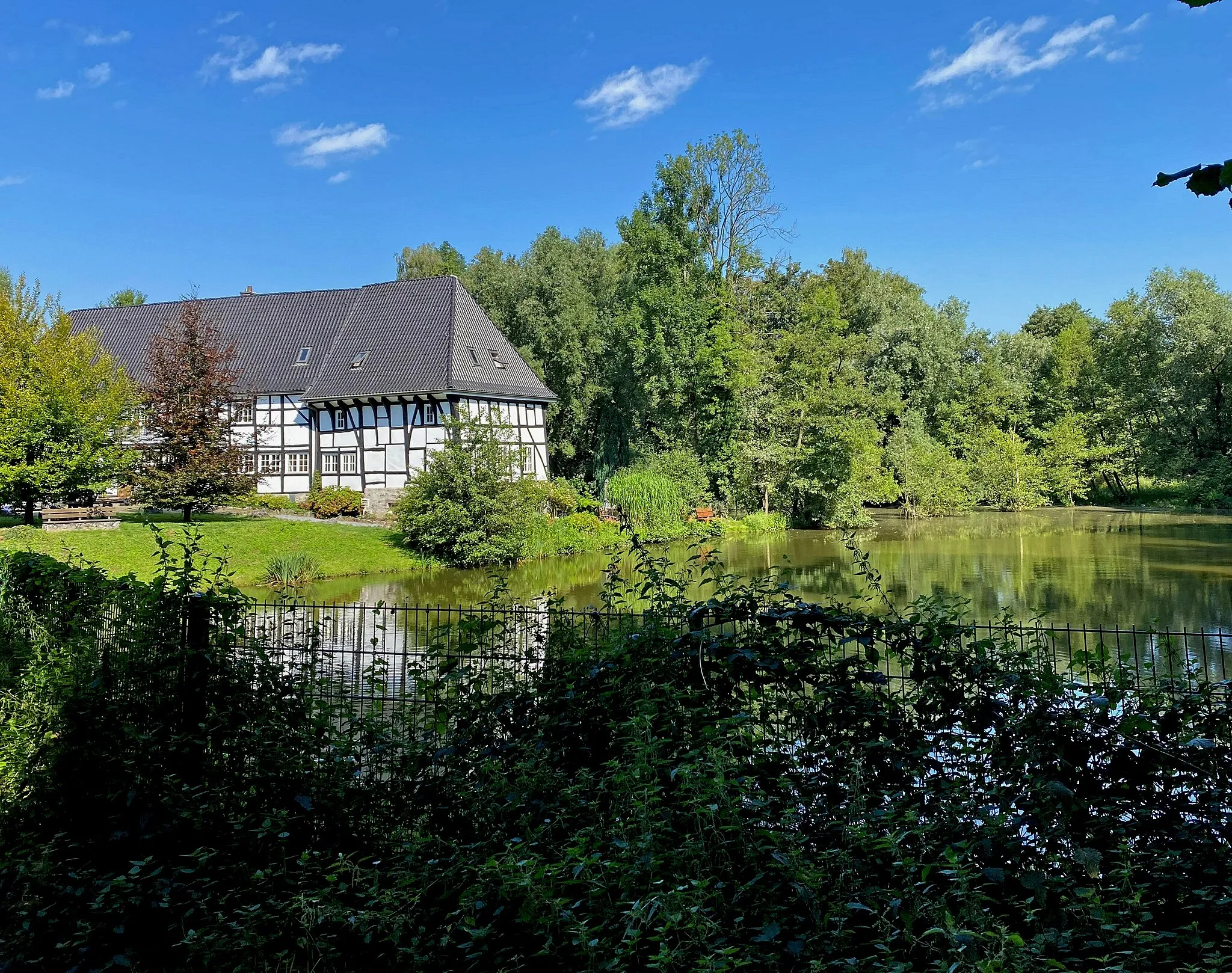 Photo showing: Haus Laubach mit Teich im Naturschutzgebiet Laubachtal