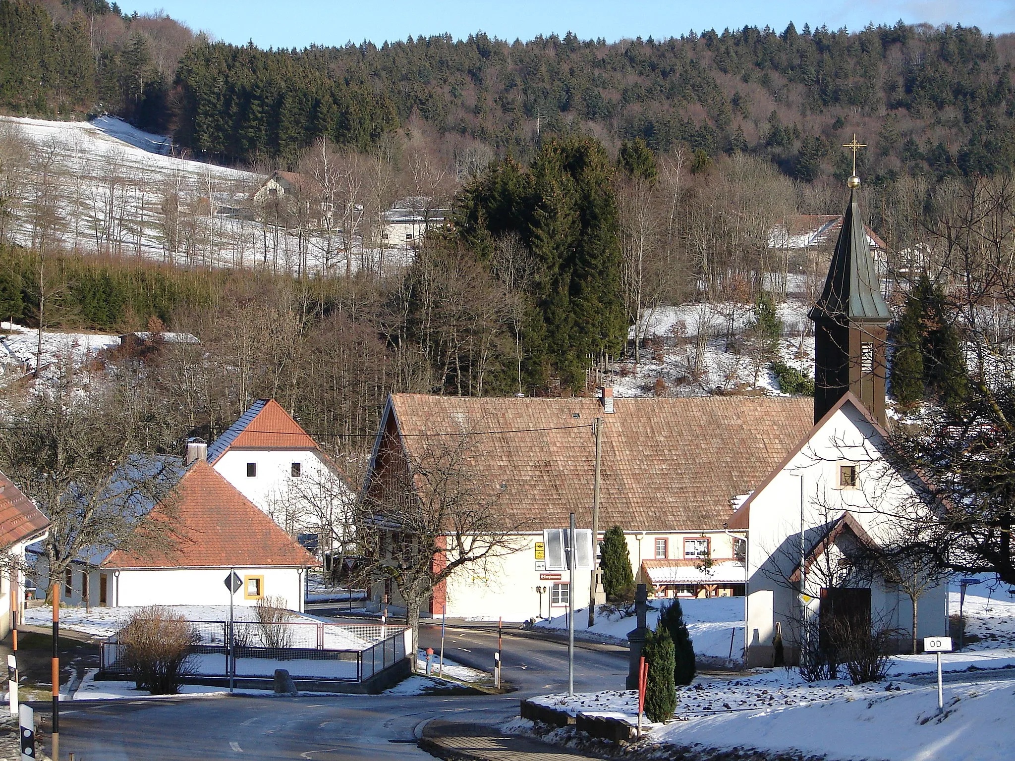 Photo showing: Die Hohlgasse in Hottingen aus der Richtung von Rickenbach kommend nach Hottingen hinein. Zu sehen ist die Kapelle und dahinter das Gasthaus Sonne, eine ehemalige Postkuschenstation.