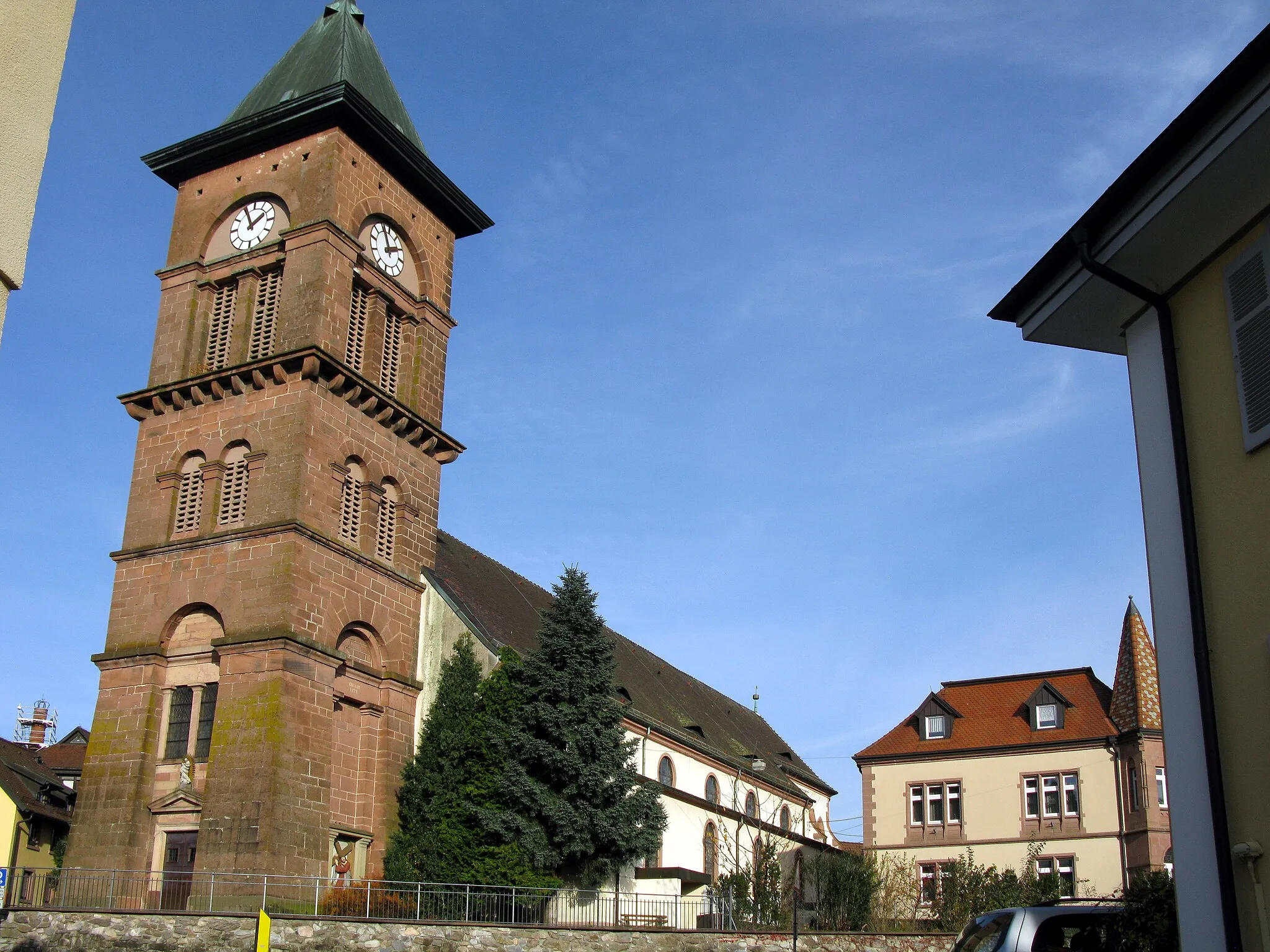Photo showing: St. Nikolaus mit Altem Schloss in Elzach