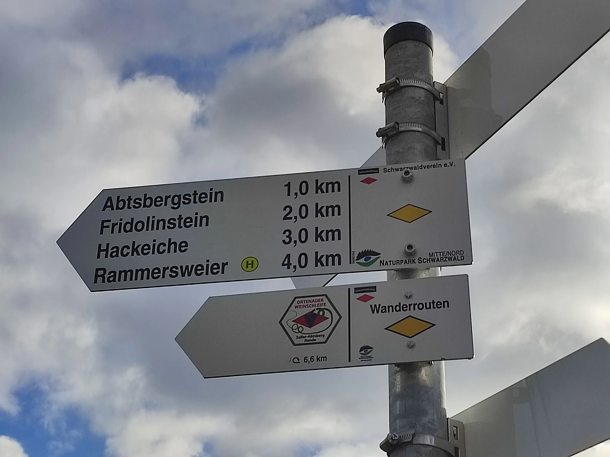 Photo showing: Wegweiser „Robsbergweg“ des Schwarzwaldvereins