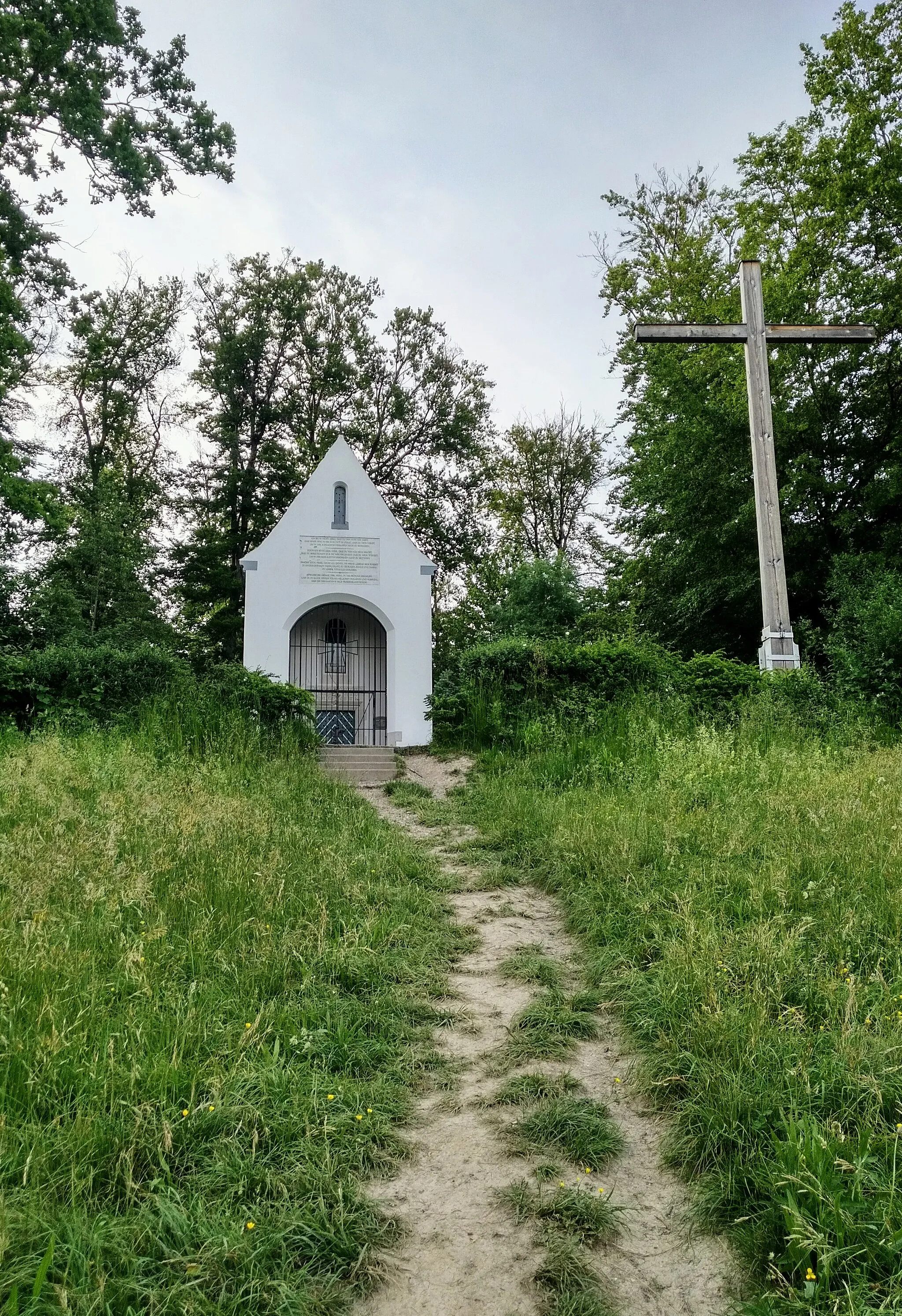 Photo showing: Die Kapelle auf dem Riesenberg in Konstanz, gesehen vom Weg über die Wiese beim Aufstieg.