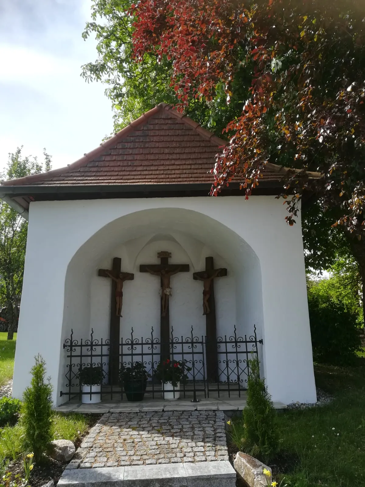 Photo showing: Schächerkapelle in Emmingen, befestigter Weg führt zu ihr hin