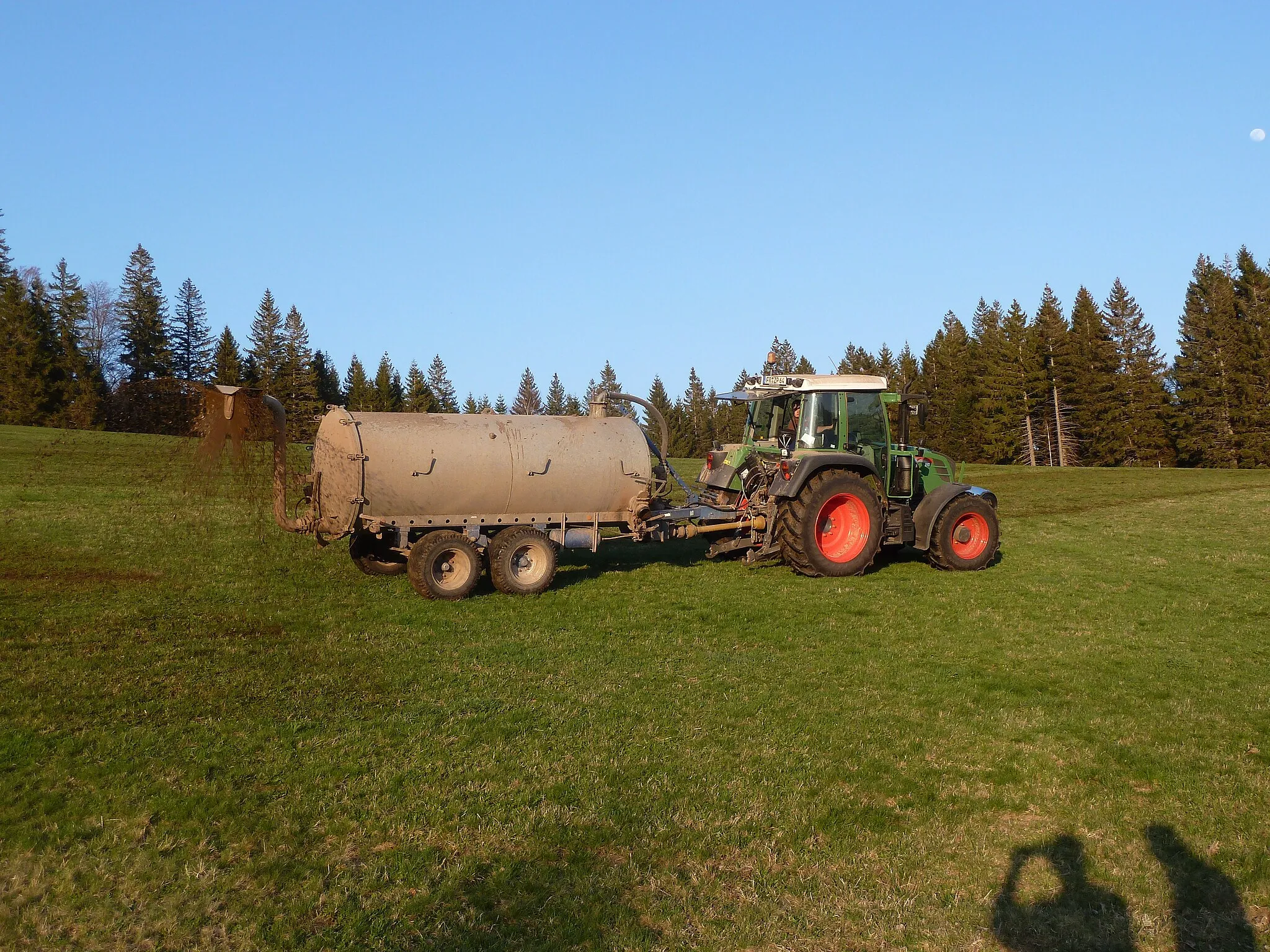 Photo showing: Fendt 310 Vario with liquid manure trailer