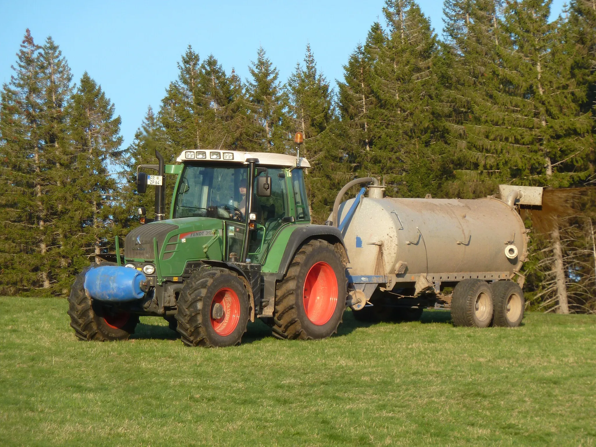 Photo showing: Fendt 310 Vario with liquid manure trailer