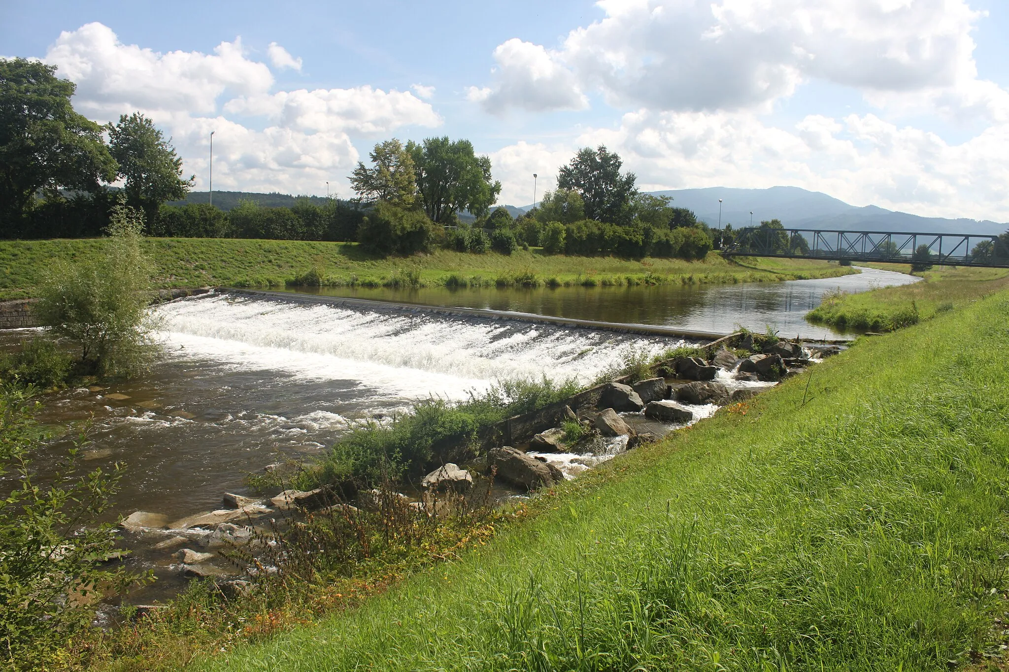 Photo showing: Wassermer Wehr (Elz bei Emmendingen), im Hintergrund die Wiesenbrücke und der Kandel