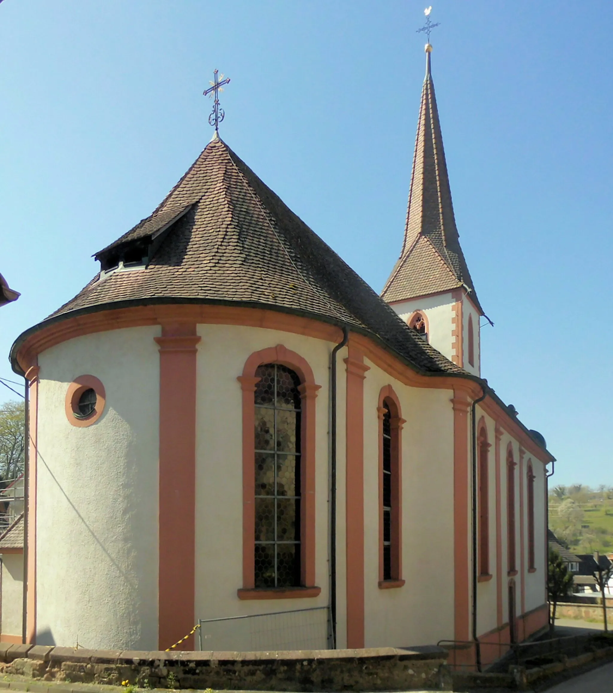 Photo showing: Nordostseite der Kirche St. Gallus in Heimbach (Gemeinde Teningen, Baden-Württemberg