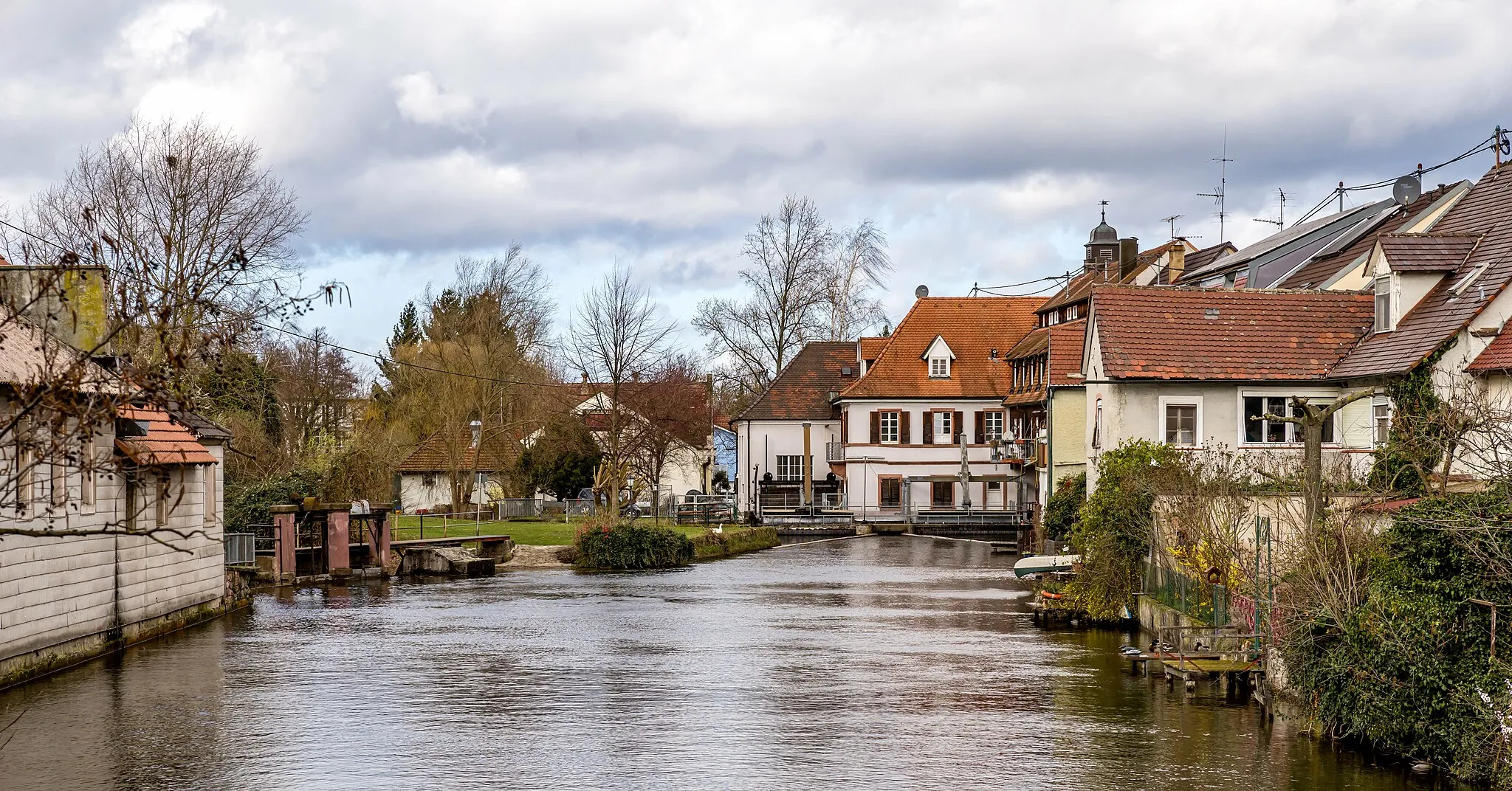 Photo showing: Bilder aus Kenzingen.
Hier Blick auf die alte Elz  von der Elzbrücke aus.