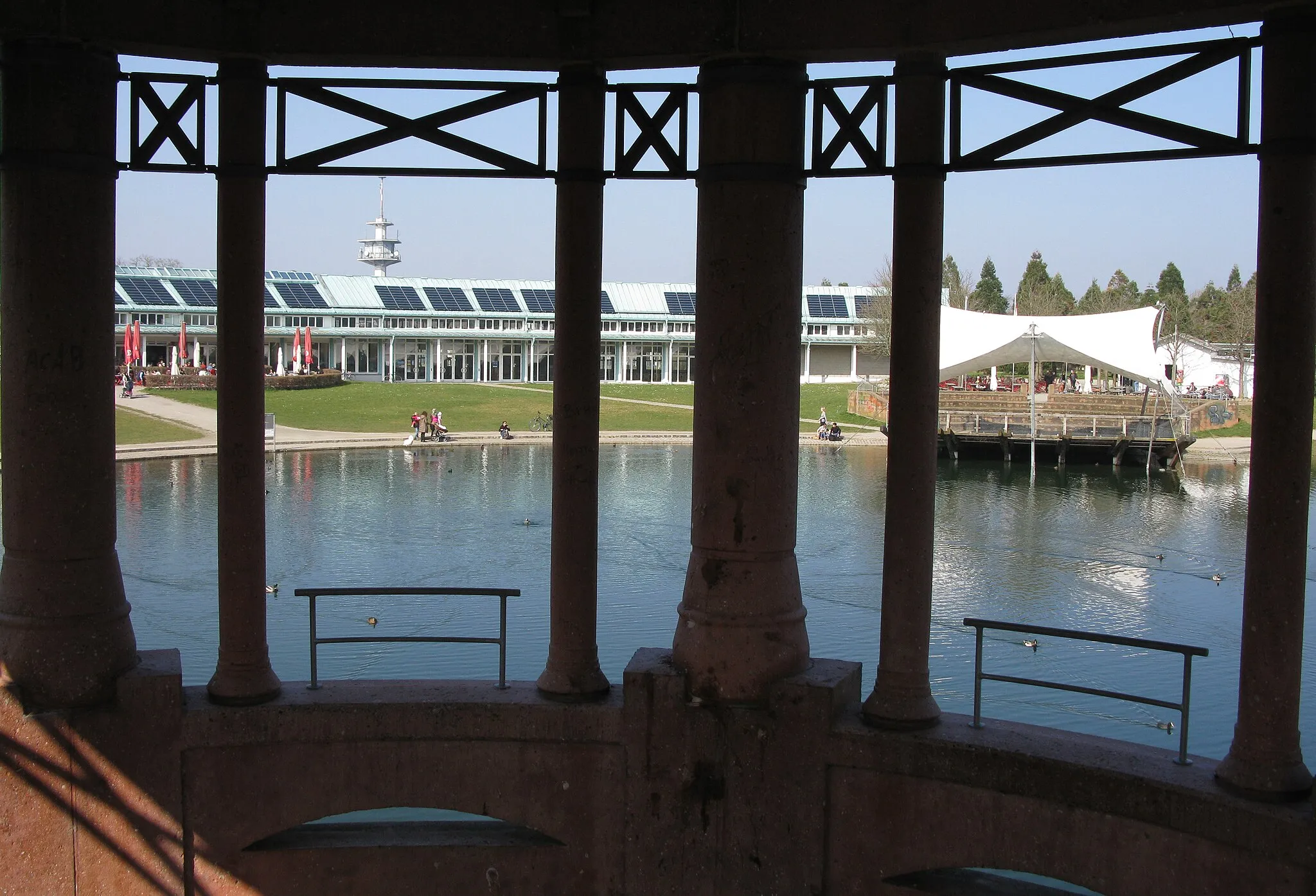 Photo showing: Seepark in Freiburg mit Bürgerhaus und Seebühne