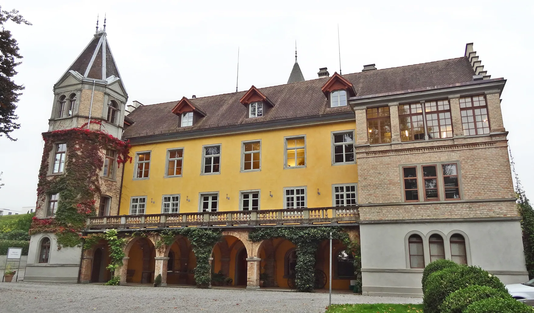 Photo showing: Brunegg Castle in Kreuzlingen, Switzerland