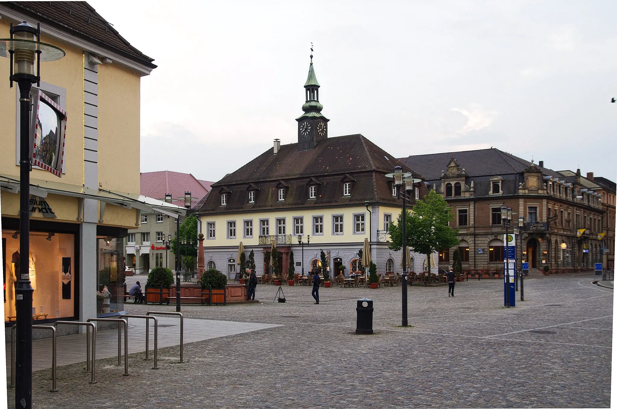 Photo showing: Marktplatz mit dem Alten Rathaus in Emmendingen