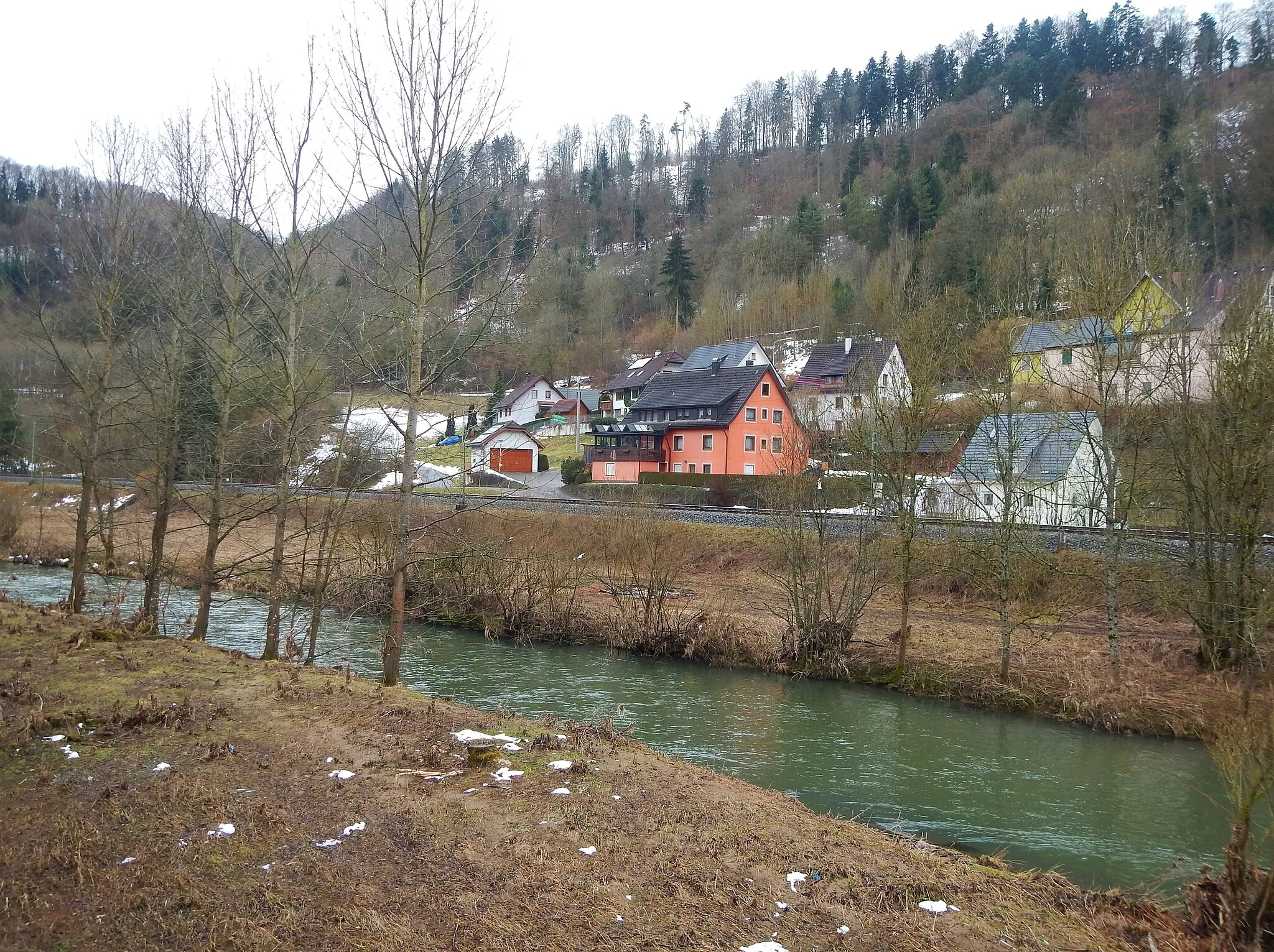 Photo showing: Beim 366 km langen Neckartalradweg: Neckar bei Epfendorf