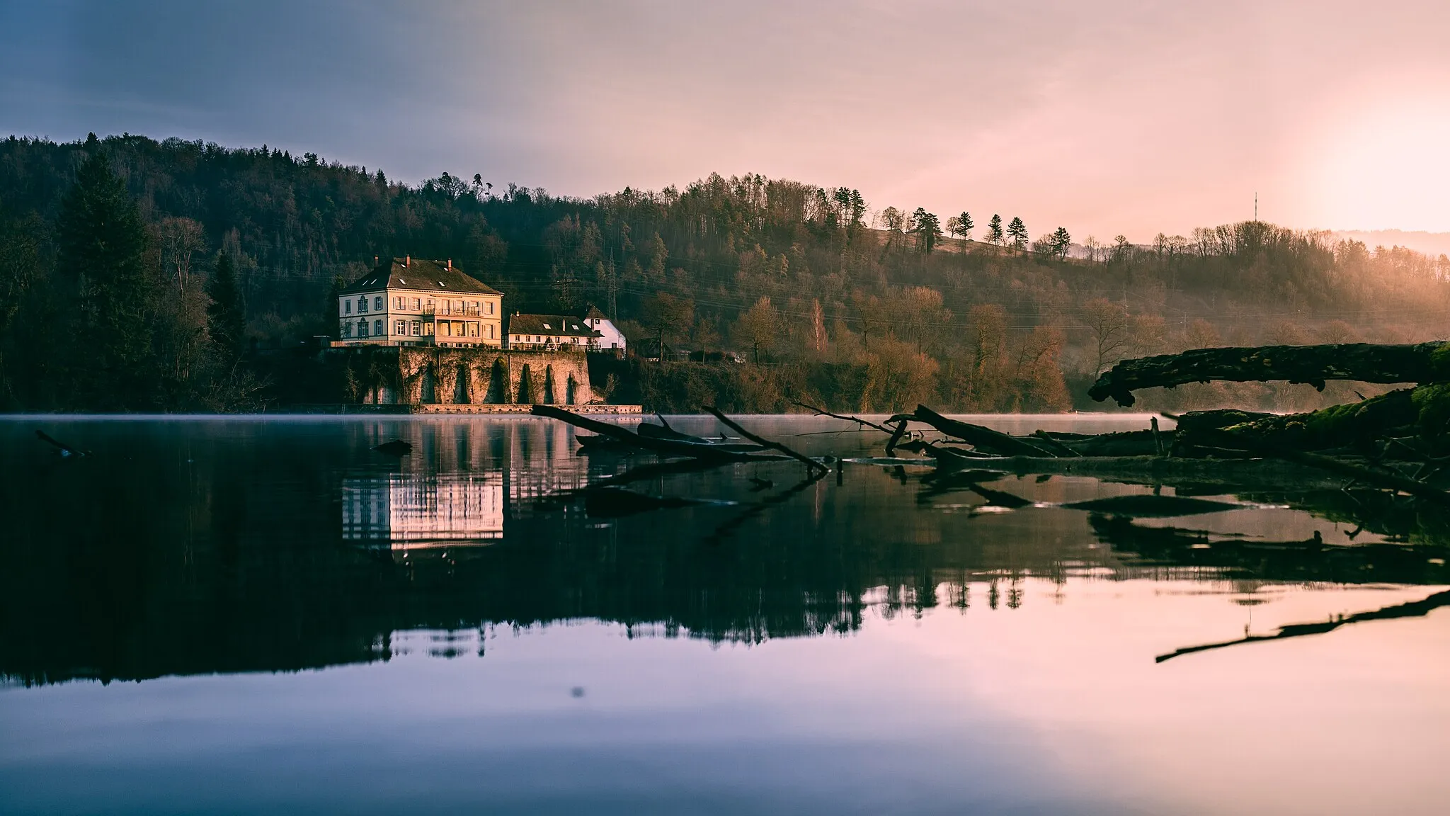 Photo showing: Schloss Schwörstadt am frühen Morgen von der schweizer Rheinseite aus gesehen. Im Hintergrund ist der Dinkelberg und der Engberg zu sehen.