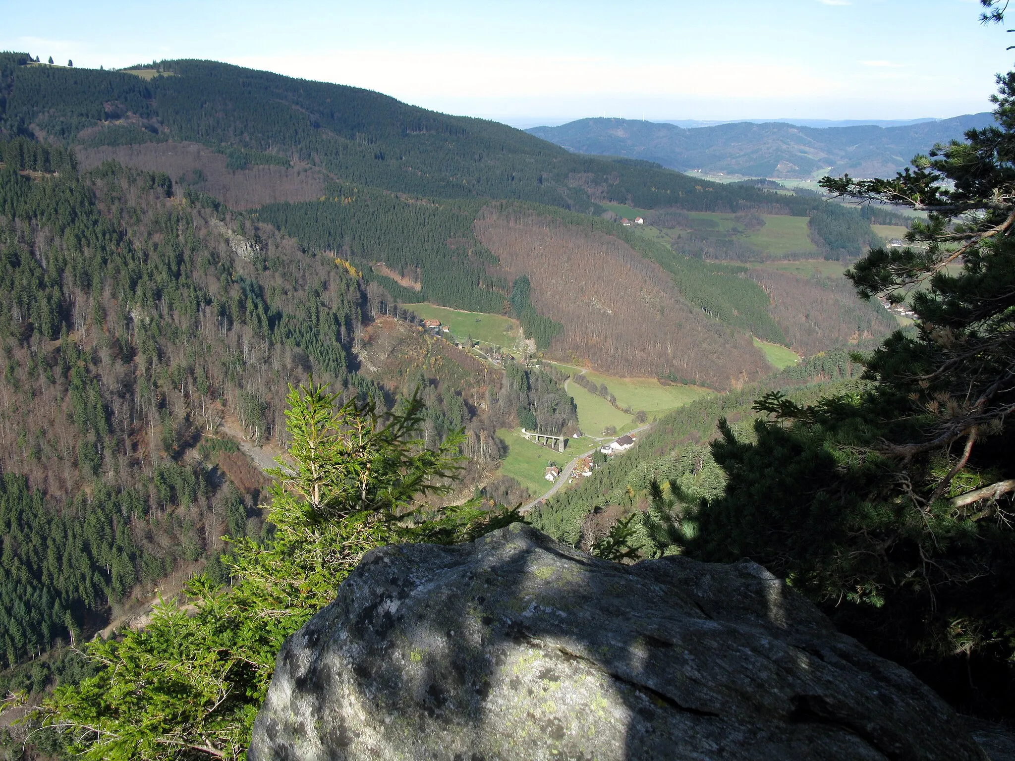 Photo showing: Blick vom Gfällfelsen über das Oberrieder Tal mit Wasserkraftwerk aufs Rappeneck (links), im Hintergrund Dreisamtal mit Rosskopf