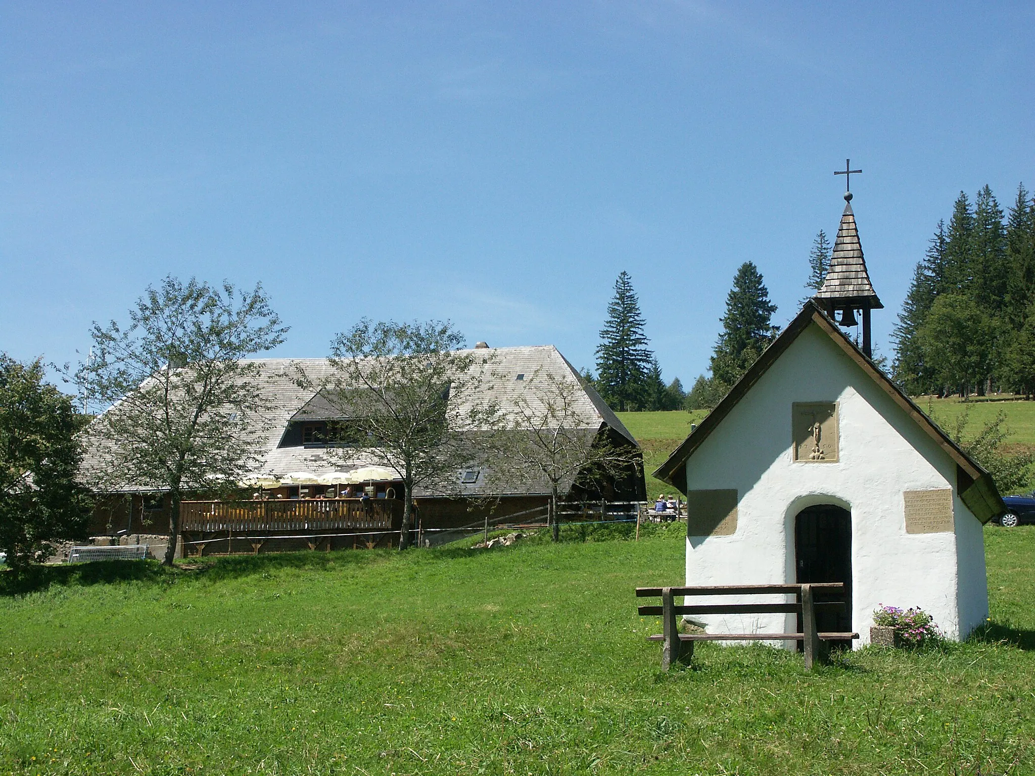 Photo showing: Description: Blick auf die Rappenecker Huette. Im Vordergrund die Zahnwehkapelle.
Source: photo taken by Dirk Behringer
Date: 2005
Author: Dirk Behringer

Permission: Dirk Behringer put it under the CC-BY-SA