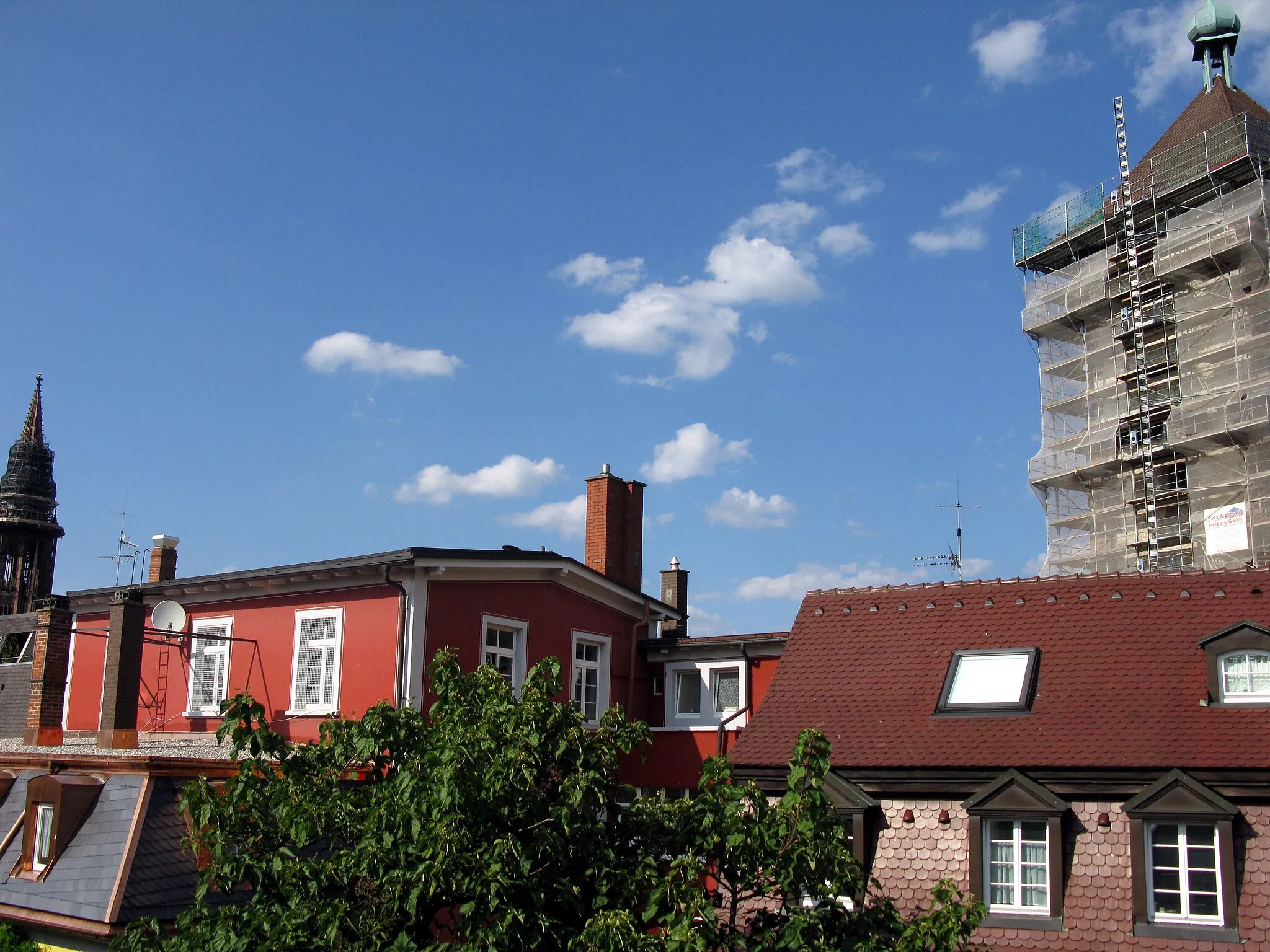 Photo showing: Blick vom Balkon Greiffeneggring 2 mit eingerüstetem Schwabentor und Münsterturm, im Vordergrund das Haus Gerberau 48 (Himmelsbach Reinigung)