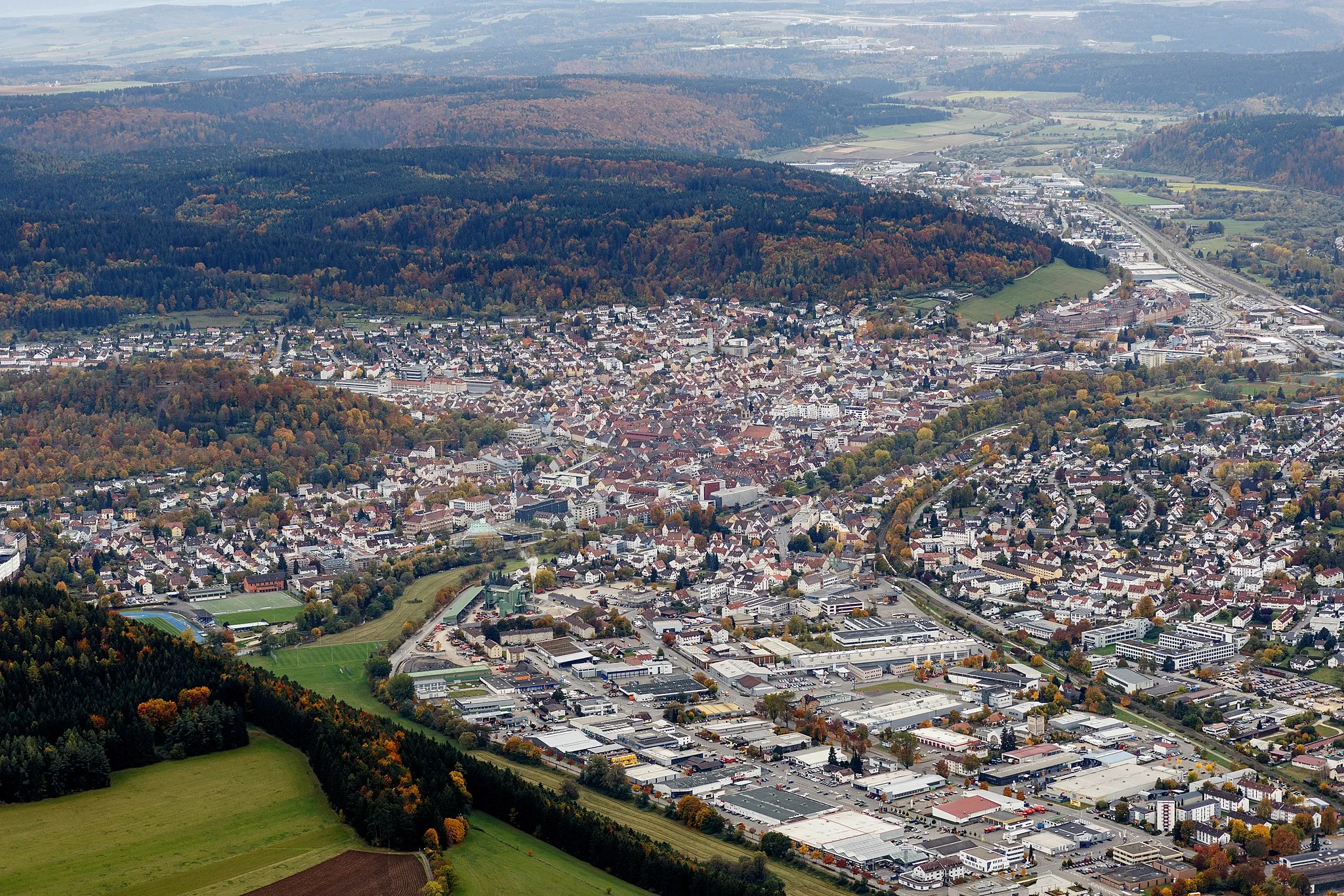 Photo showing: Aerial image of Tuttlingen, Baden-Wuerttemberg, Germany in westerly direction along the Donau valley.