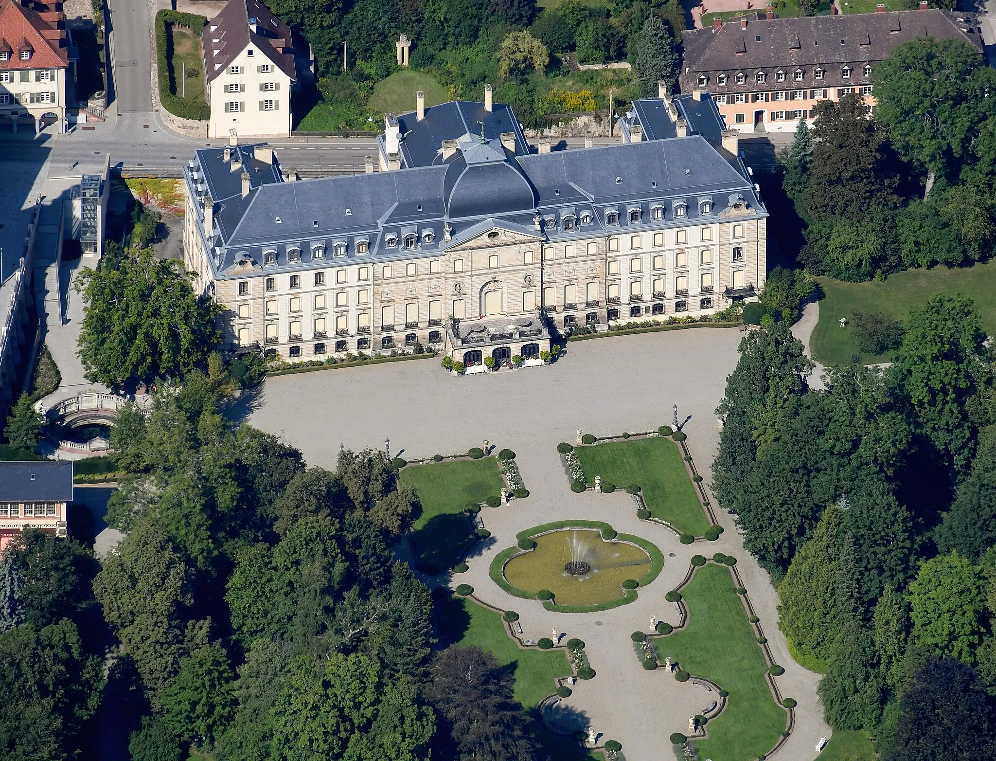 Photo showing: Aerial image of the Schloss Donaueschingen (view from the south); the source of the Danube is visible below and left of the palace
